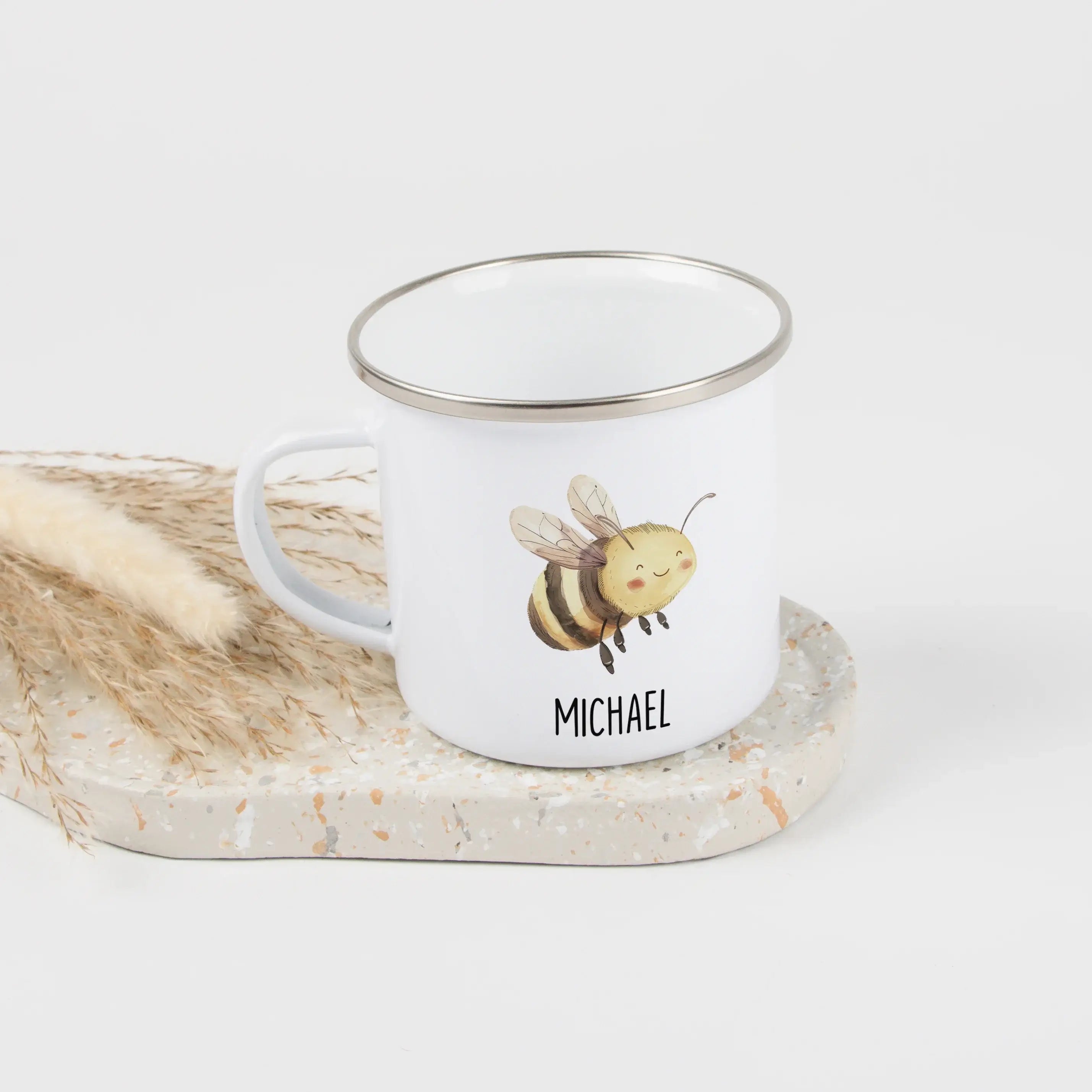 Emaille Tasse Biene-Emaille Tasse-famprints-Die Emaille Tasse Biene von famprints ist ein warmherziges Geschenk für Kinder, die fröhliche Motive lieben und sich über etwas ganz Persönliches freuen. Das sanfte Wasserfarben-Design der kleinen Biene wirkt ve