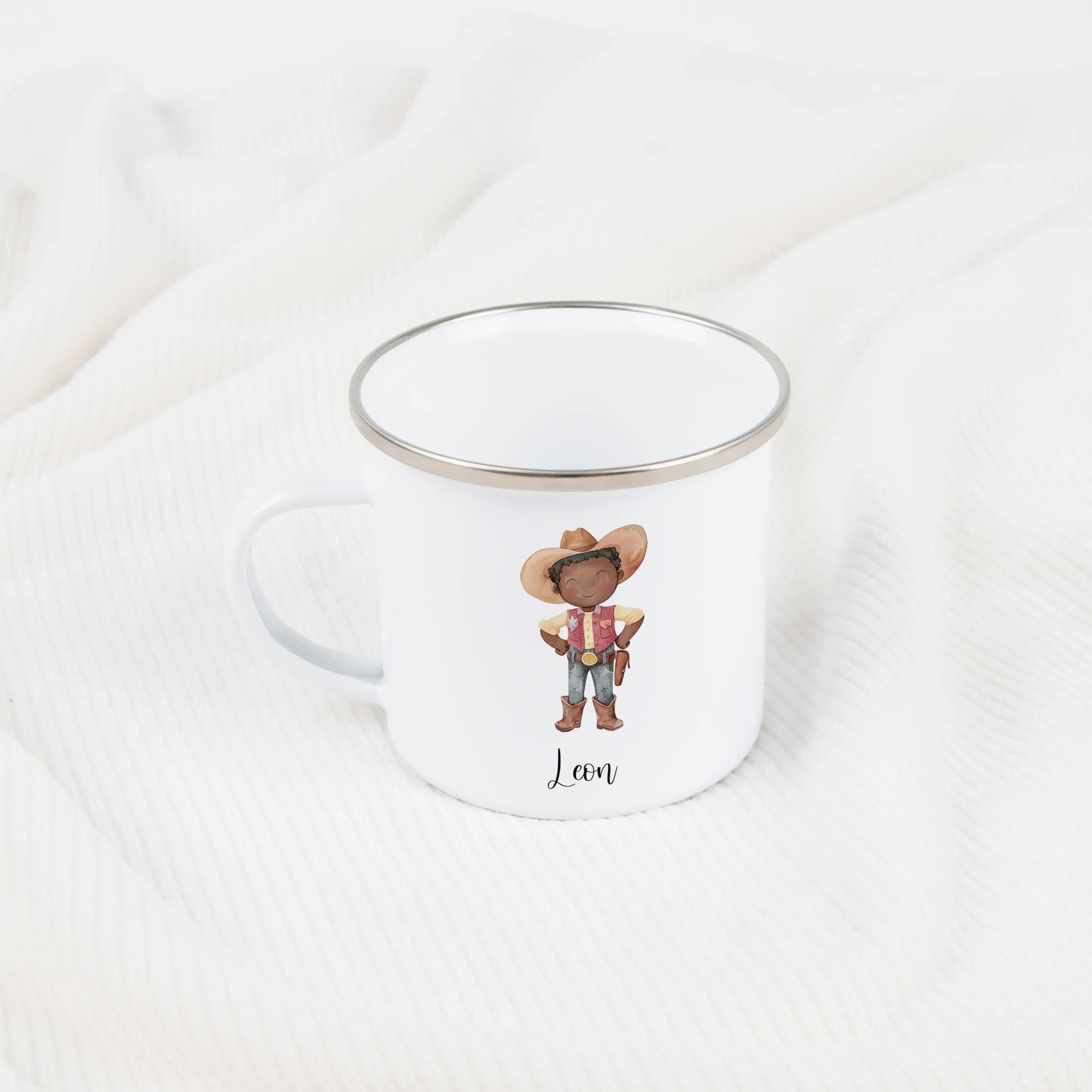 Emaille Tasse Cowboy-Emaille Tasse-famprints-Diese Emaille Tasse Cowboy von famprints ist mehr als nur ein Trinkbecher – sie ist ein persönliches Geschenk mit Charakter. Das liebevoll illustrierte Cowboy-Motiv im sanften Aquarellstil spricht Kinder ebenso