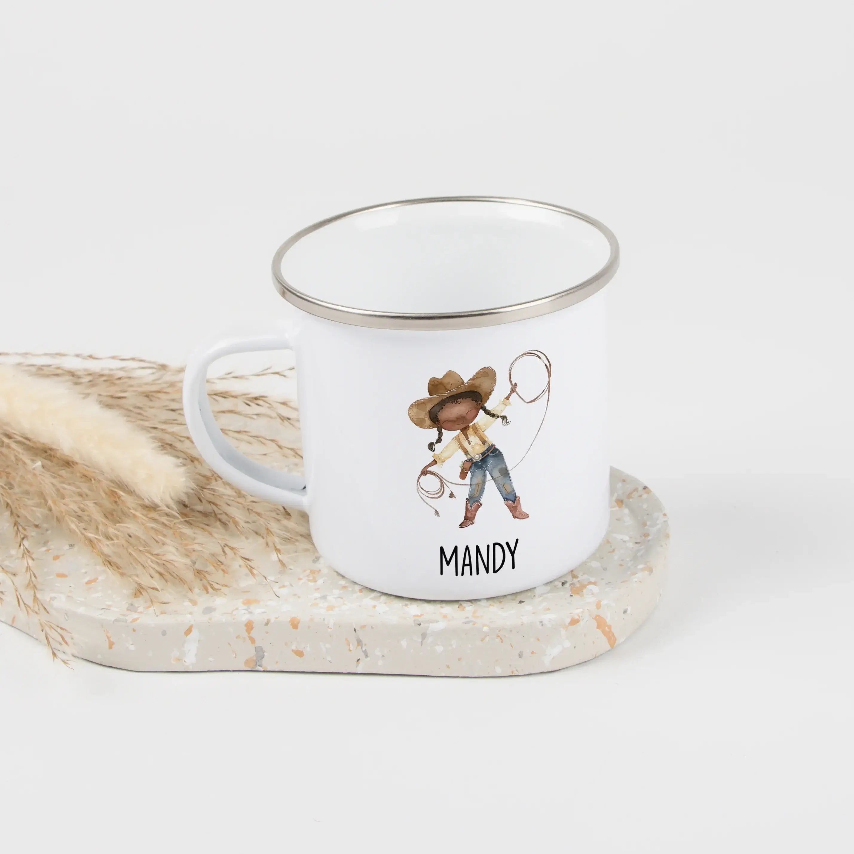 Emaille Tasse Cowgirl-Emaille Tasse-famprints-Die Emaille Tasse Cowgirl von famprints bringt kleine Abenteurerinnen zum Strahlen und verwandelt jedes Getränk in einen persönlichen Moment. Mit deinem Wunschnamen gestaltet, entsteht ein liebevolles Unikat,