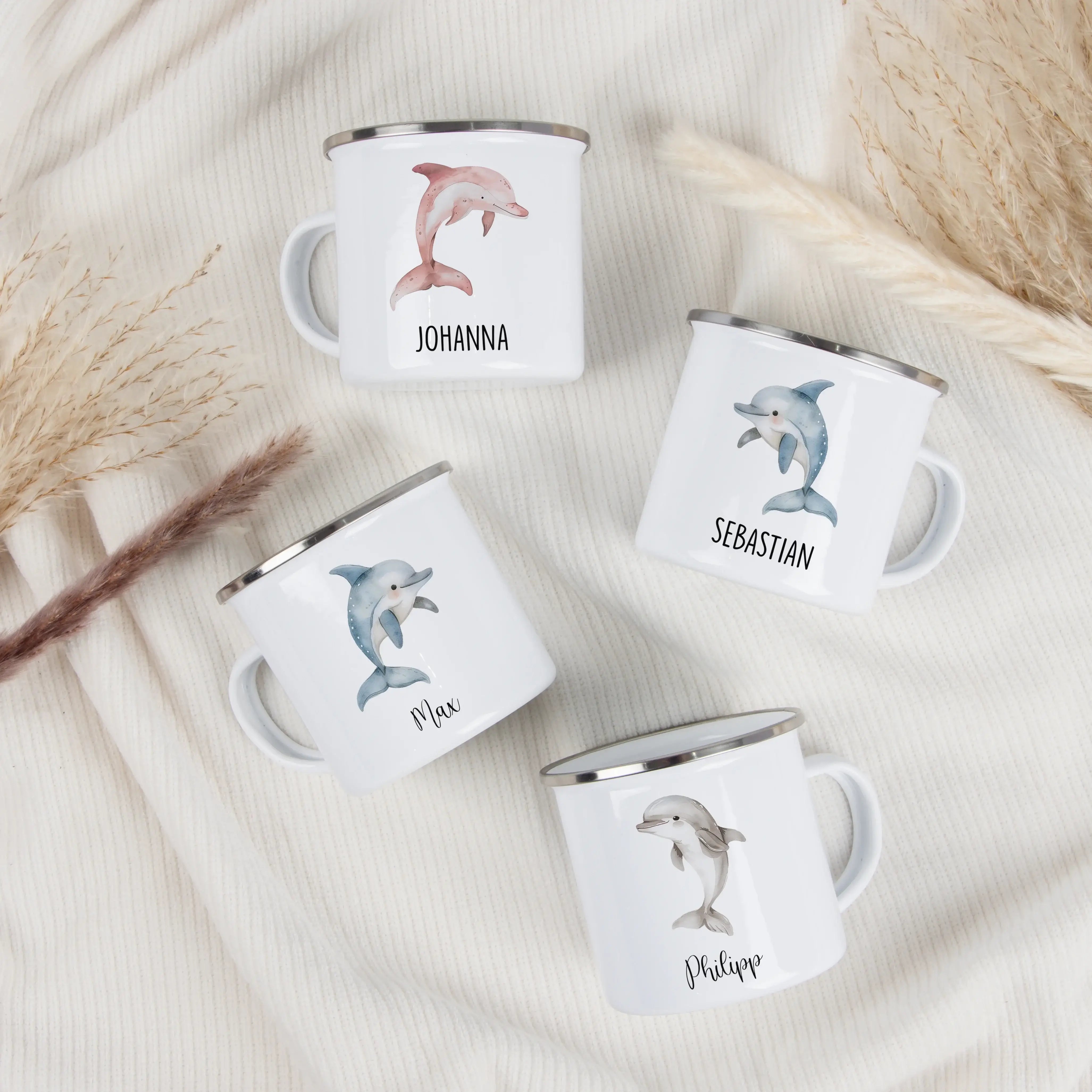 Emaille Tasse Delfin-Emaille Tasse-famprints-Die Emaille Tasse Delfin von famprints verbindet liebevolles Design mit persönlicher Note und wird so schnell zum täglichen Begleiter im Kinderzimmer. Der sanfte Delfin in Aquarell-Optik wirkt wie aus einem Bil