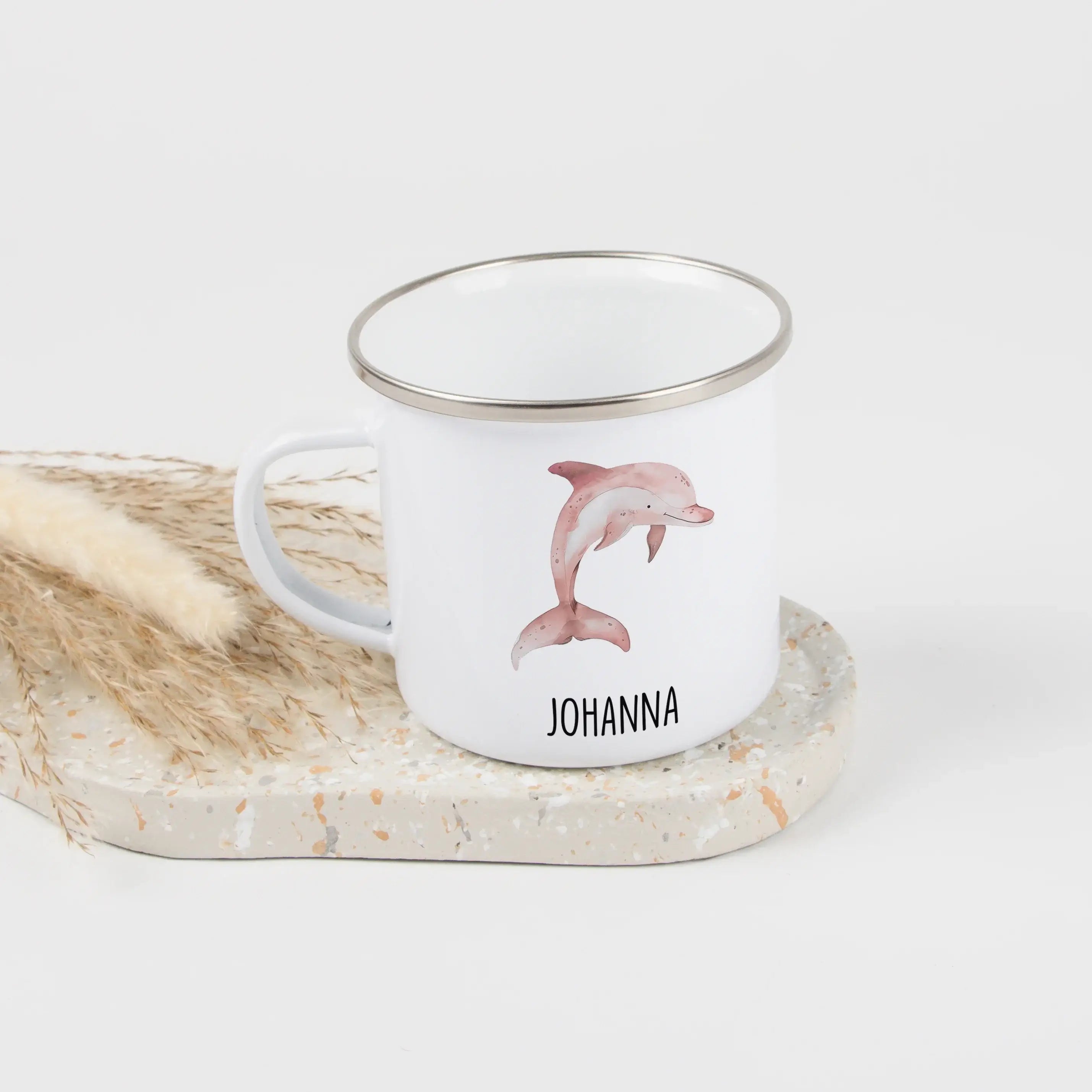 Emaille Tasse Delfin-Emaille Tasse-famprints-Die Emaille Tasse Delfin von famprints verbindet liebevolles Design mit persönlicher Note und wird so schnell zum täglichen Begleiter im Kinderzimmer. Der sanfte Delfin in Aquarell-Optik wirkt wie aus einem Bil