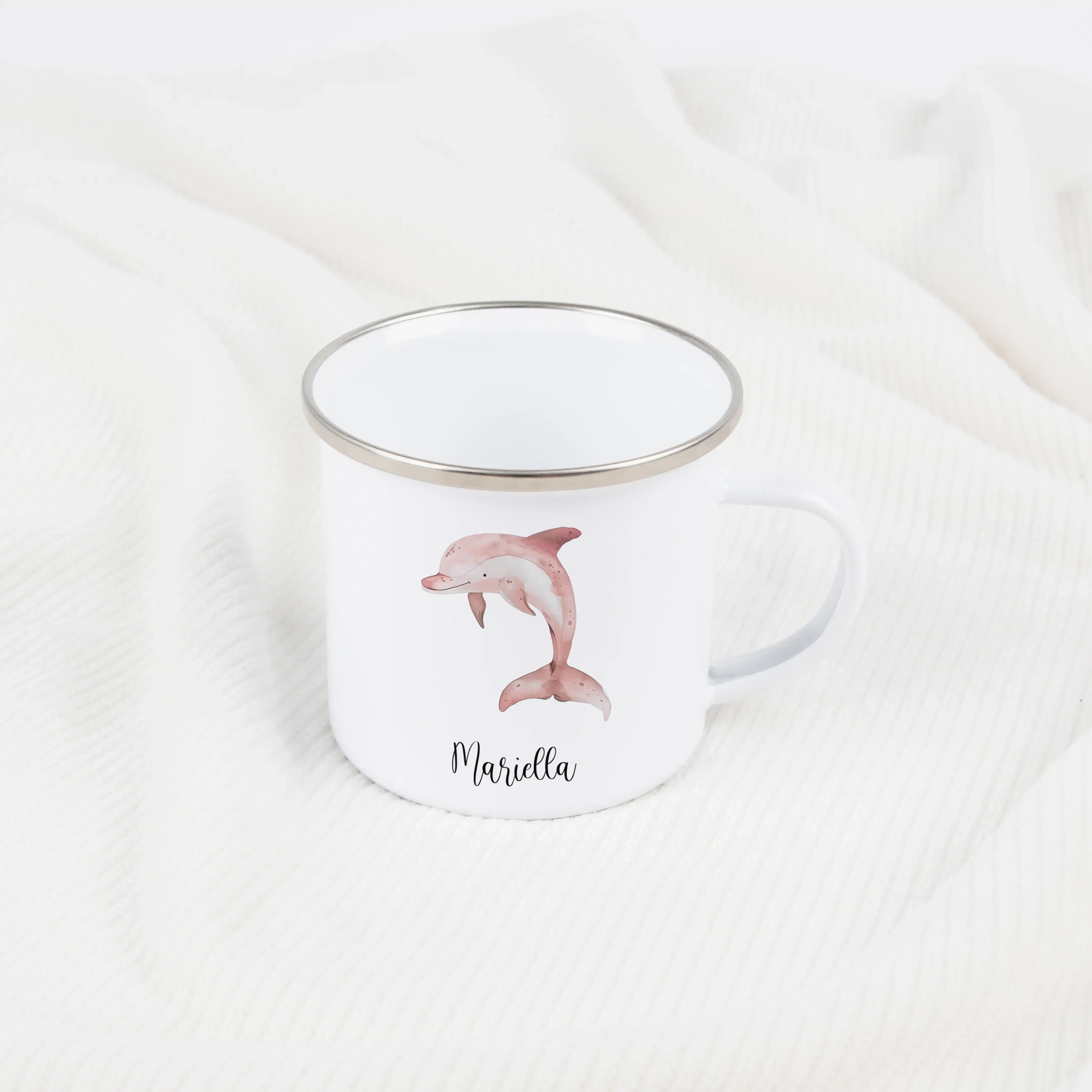 Emaille Tasse Delfin-Emaille Tasse-famprints-Die Emaille Tasse Delfin von famprints verbindet liebevolles Design mit persönlicher Note und wird so schnell zum täglichen Begleiter im Kinderzimmer. Der sanfte Delfin in Aquarell-Optik wirkt wie aus einem Bil