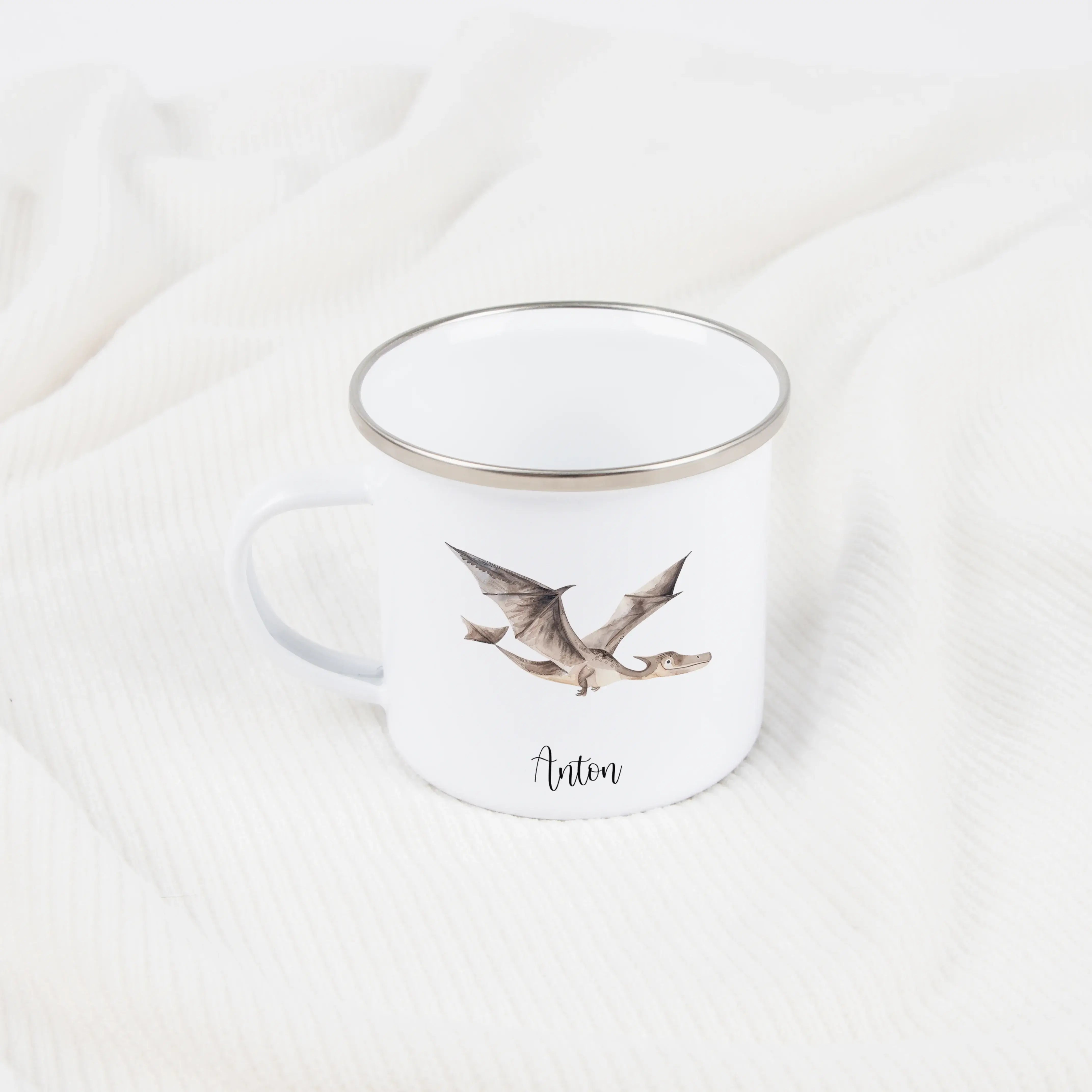 Emaille Tasse Dino-Emaille Tasse-famprints-Die Emaille Tasse Dino von famprints wird schnell zu einem kleinen Lieblingsstück im Alltag eines Kindes, denn die sanften Wasserfarben-Motive – T-Rex, Langhals, Flug Dino oder der Dino im Ei – sprechen Kinder so