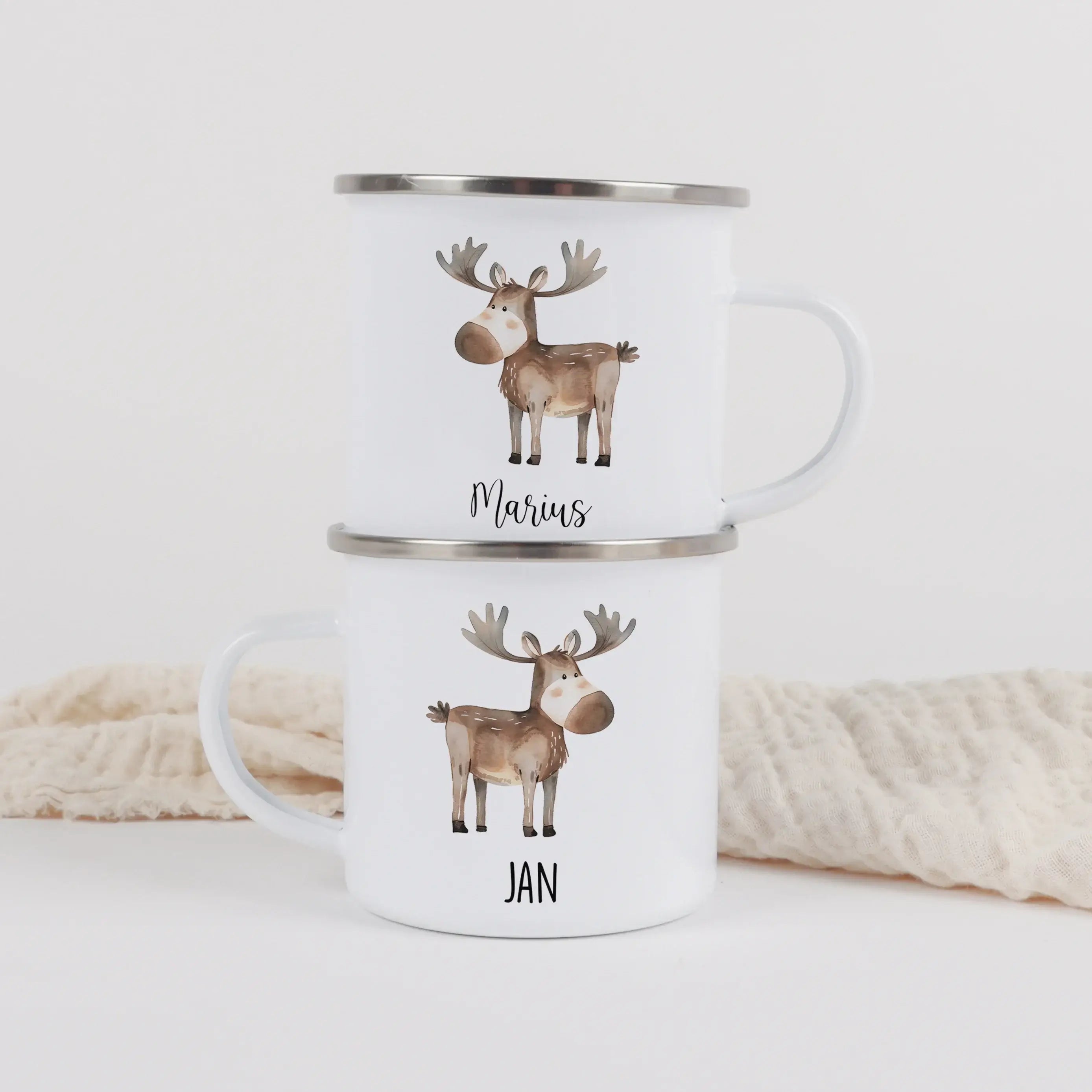 Emaille Tasse Elch-Emaille Tasse-famprints-Die Emaille Tasse Elch von famprints ist ein liebevolles Geschenk für Kinder, das Alltag und Fantasie miteinander verbindet. Das zarte Aquarellmotiv mit dem freundlichen Elch wirkt warm und kindgerecht und lässt