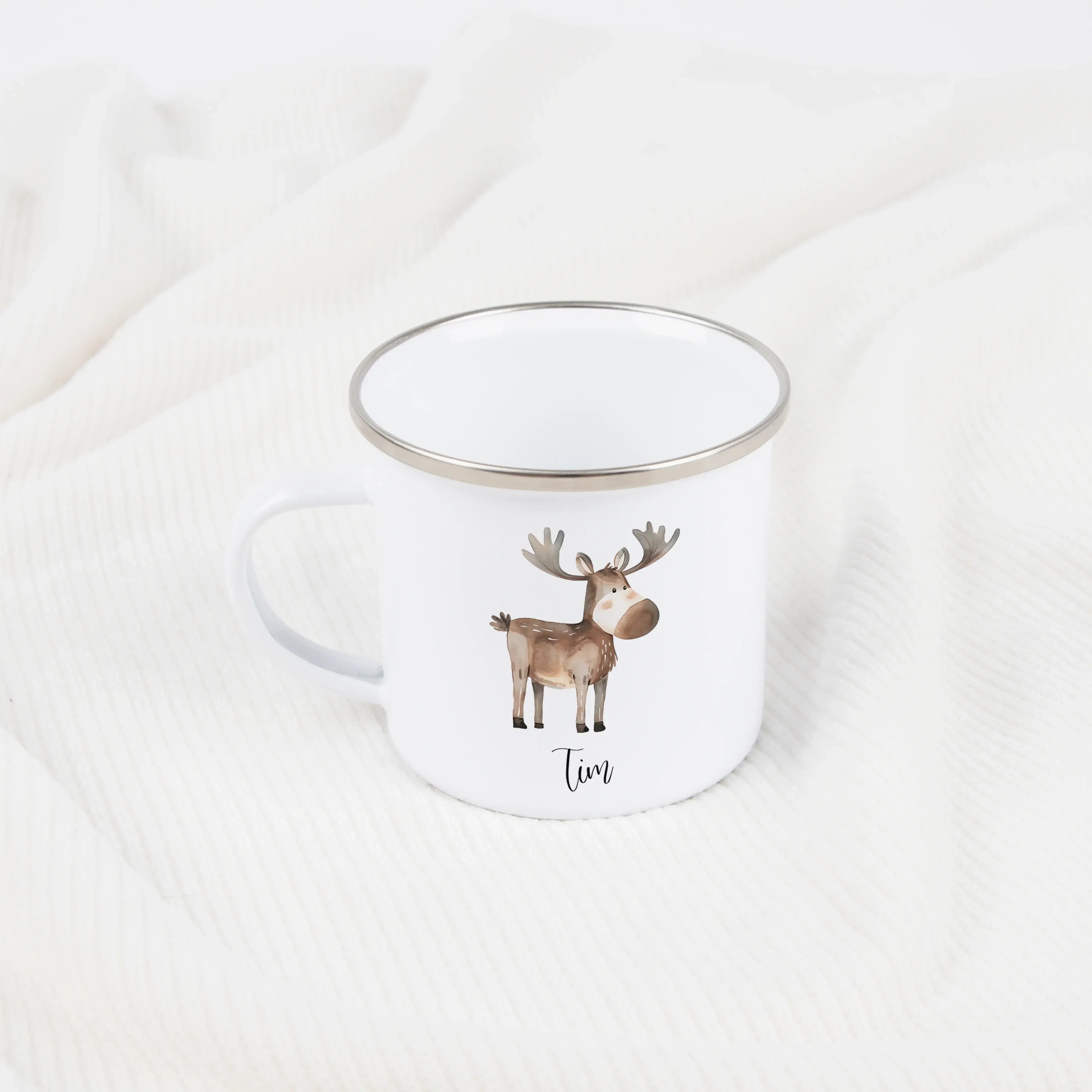 Emaille Tasse Elch-Emaille Tasse-famprints-Die Emaille Tasse Elch von famprints ist ein liebevolles Geschenk für Kinder, das Alltag und Fantasie miteinander verbindet. Das zarte Aquarellmotiv mit dem freundlichen Elch wirkt warm und kindgerecht und lässt