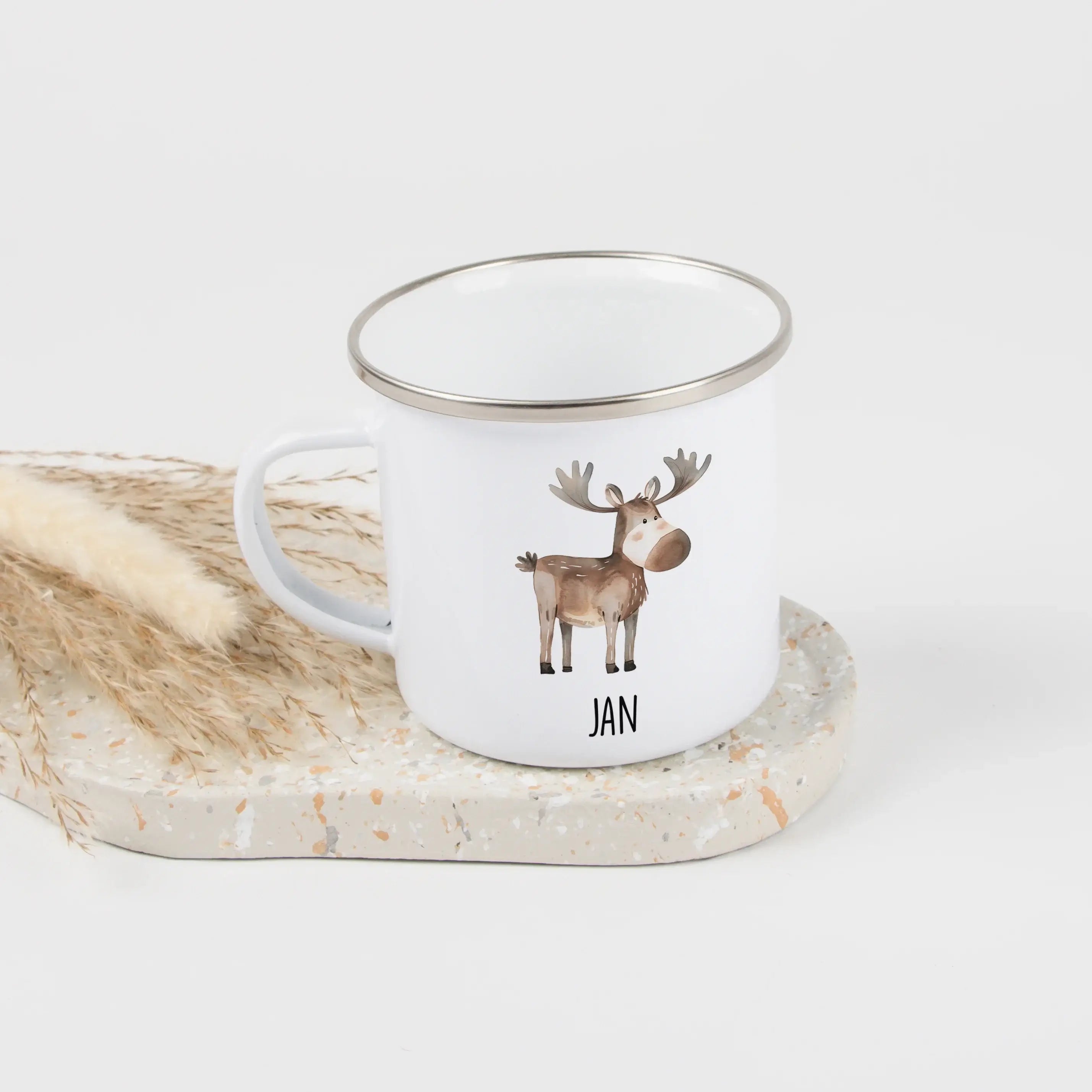 Emaille Tasse Elch-Emaille Tasse-famprints-Die Emaille Tasse Elch von famprints ist ein liebevolles Geschenk für Kinder, das Alltag und Fantasie miteinander verbindet. Das zarte Aquarellmotiv mit dem freundlichen Elch wirkt warm und kindgerecht und lässt