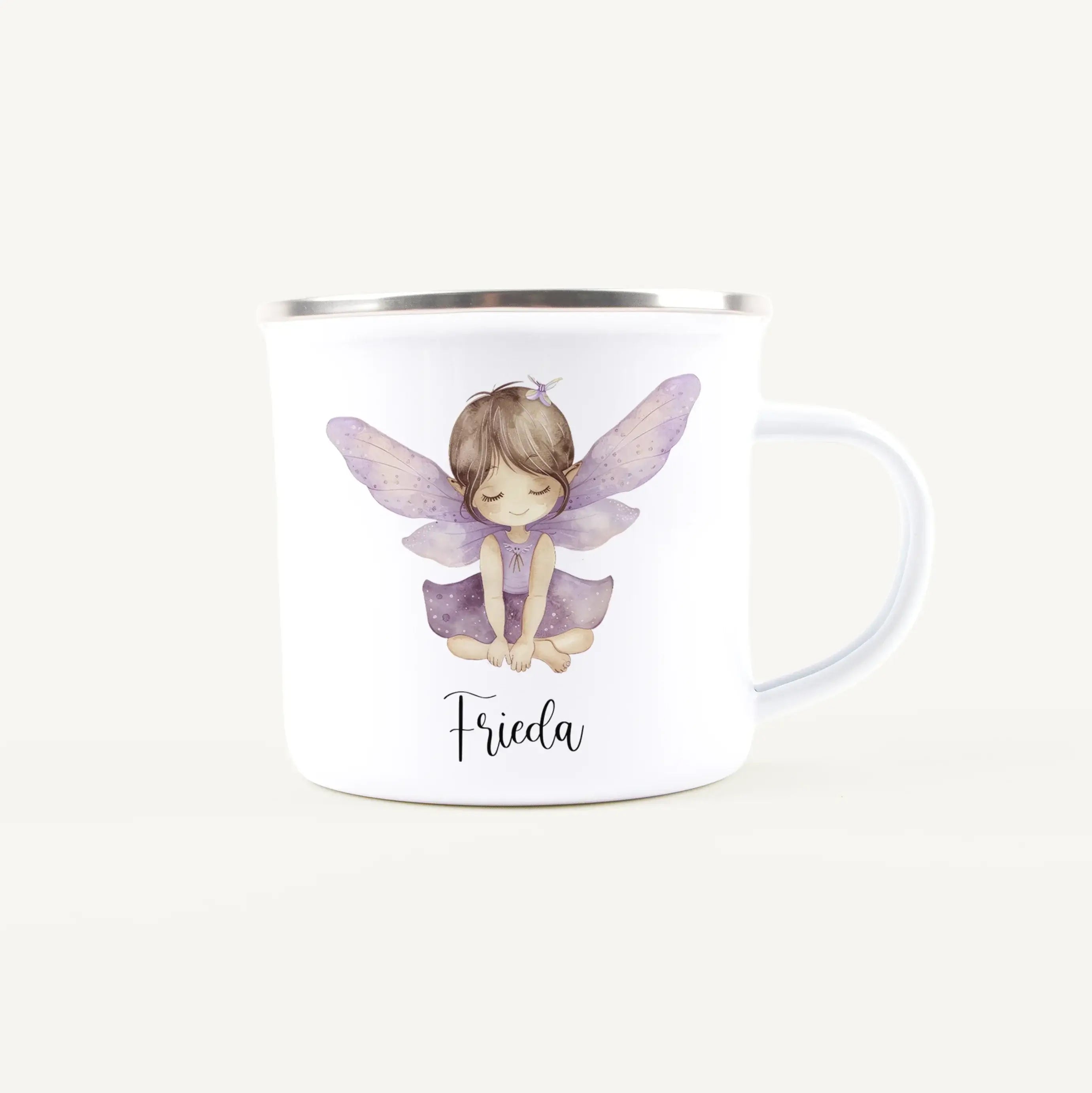 Emaille Tasse Fee-Emaille Tasse-famprints-Die Emaille Tasse Fee von famprints ist ein liebevolles Geschenk für kleine Träumerinnen, die märchenhafte Motive lieben und ihren eigenen Namen gerne auf persönlichen Dingen entdecken. Mit ihrem sanften Wasserfar