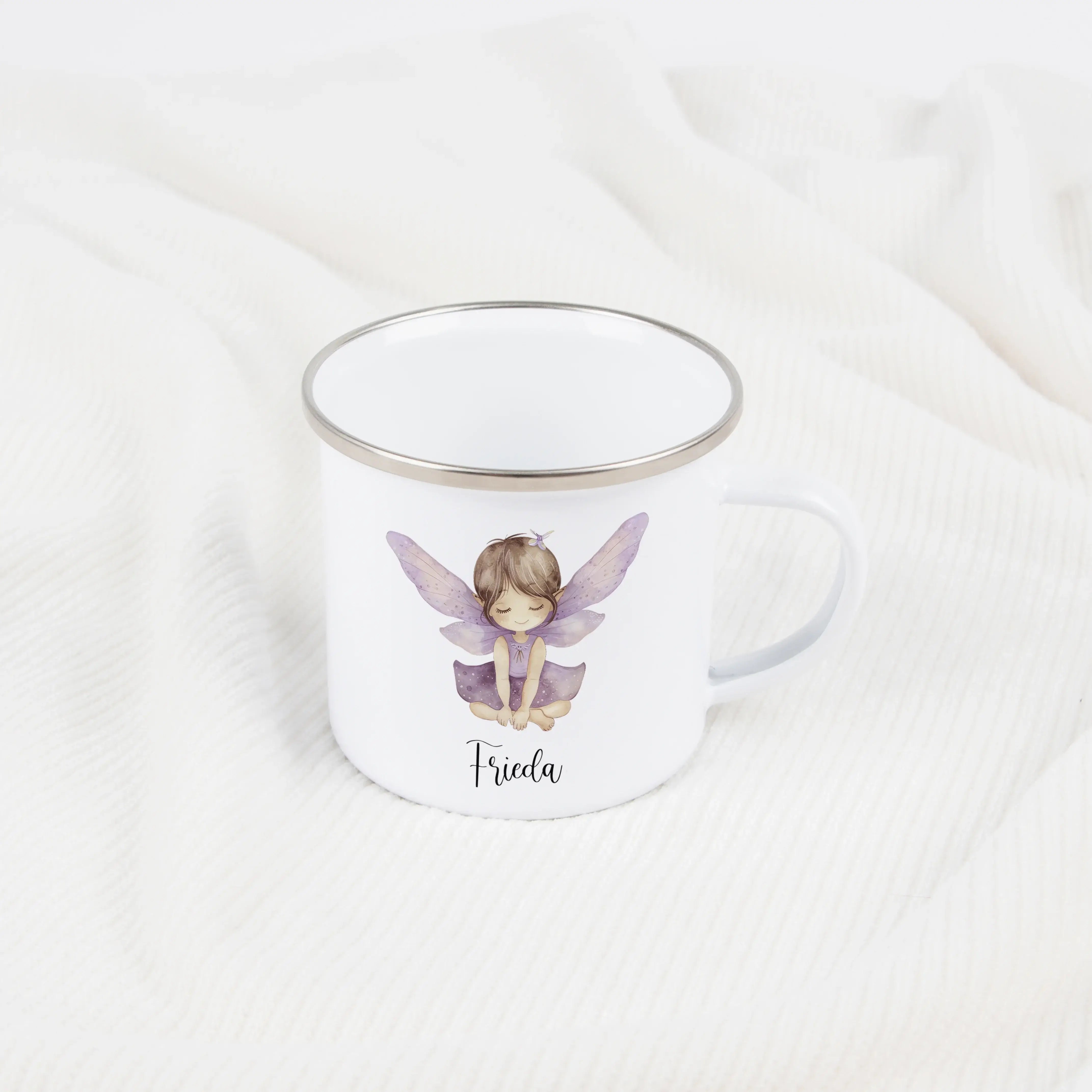 Emaille Tasse Fee-Emaille Tasse-famprints-Die Emaille Tasse Fee von famprints ist ein liebevolles Geschenk für kleine Träumerinnen, die märchenhafte Motive lieben und ihren eigenen Namen gerne auf persönlichen Dingen entdecken. Mit ihrem sanften Wasserfar