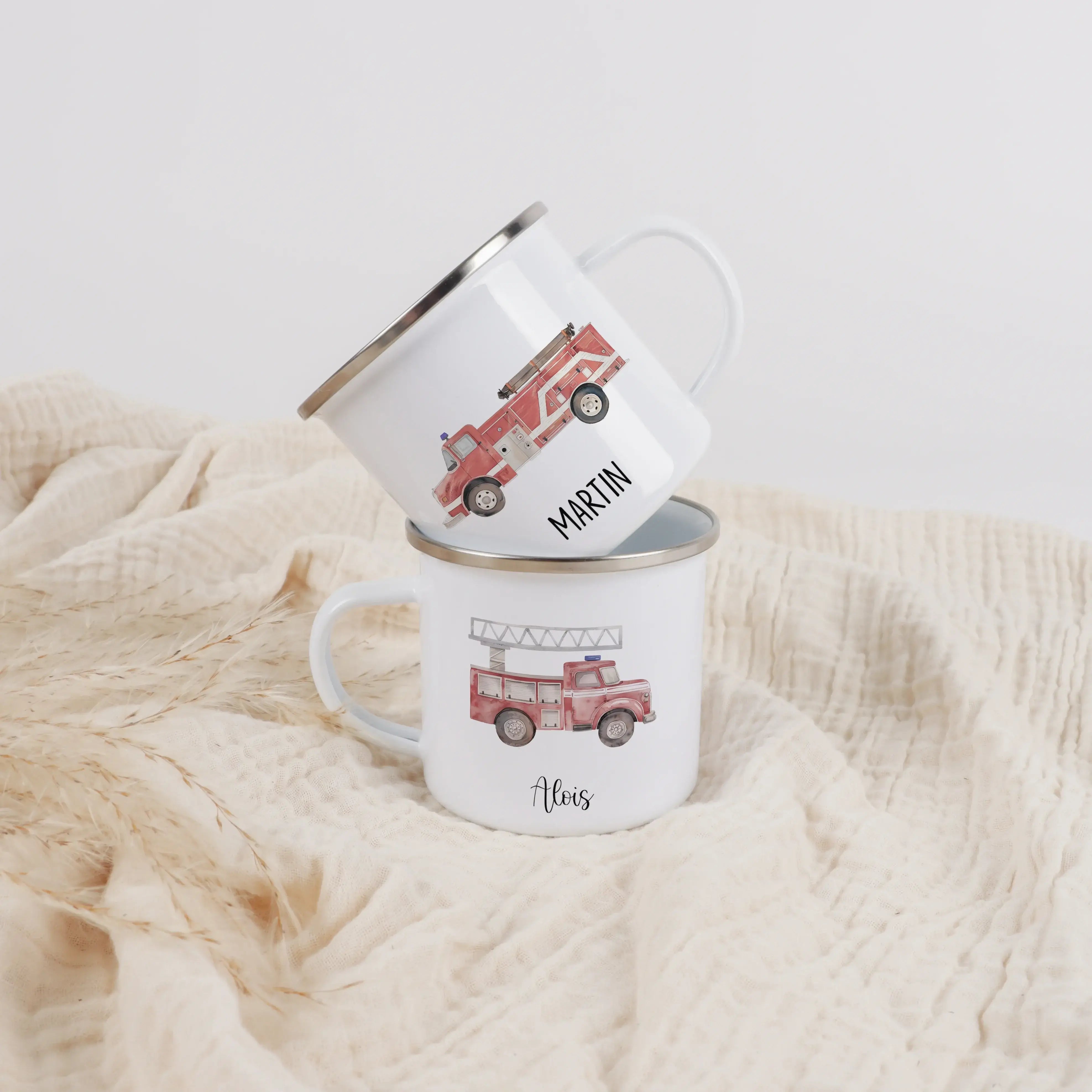 Emaille Tasse Feuerwehr-Emaille Tasse-famprints-Entdecke unsere Emaille Tasse Feuerwehr von famprints – das perfekte Geschenk für kleine Feuerwehrleute! Mit ihrem einzigaritgen Feuerwehrauto-Design und der Möglichkeit, sie mit dem Namen deines Kindes zu p