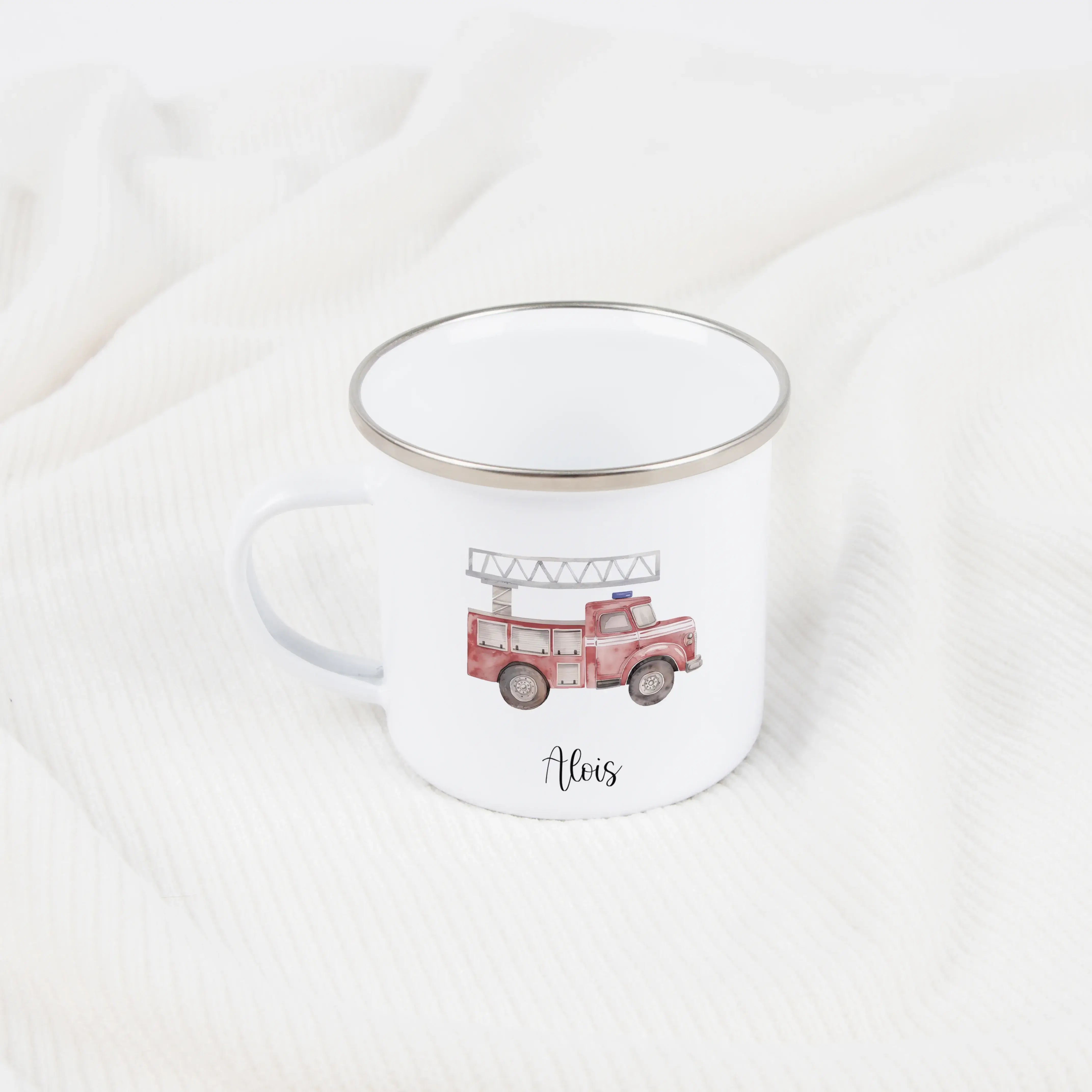 Emaille Tasse Feuerwehr-Emaille Tasse-famprints-Entdecke unsere Emaille Tasse Feuerwehr von famprints – das perfekte Geschenk für kleine Feuerwehrleute! Mit ihrem einzigaritgen Feuerwehrauto-Design und der Möglichkeit, sie mit dem Namen deines Kindes zu p