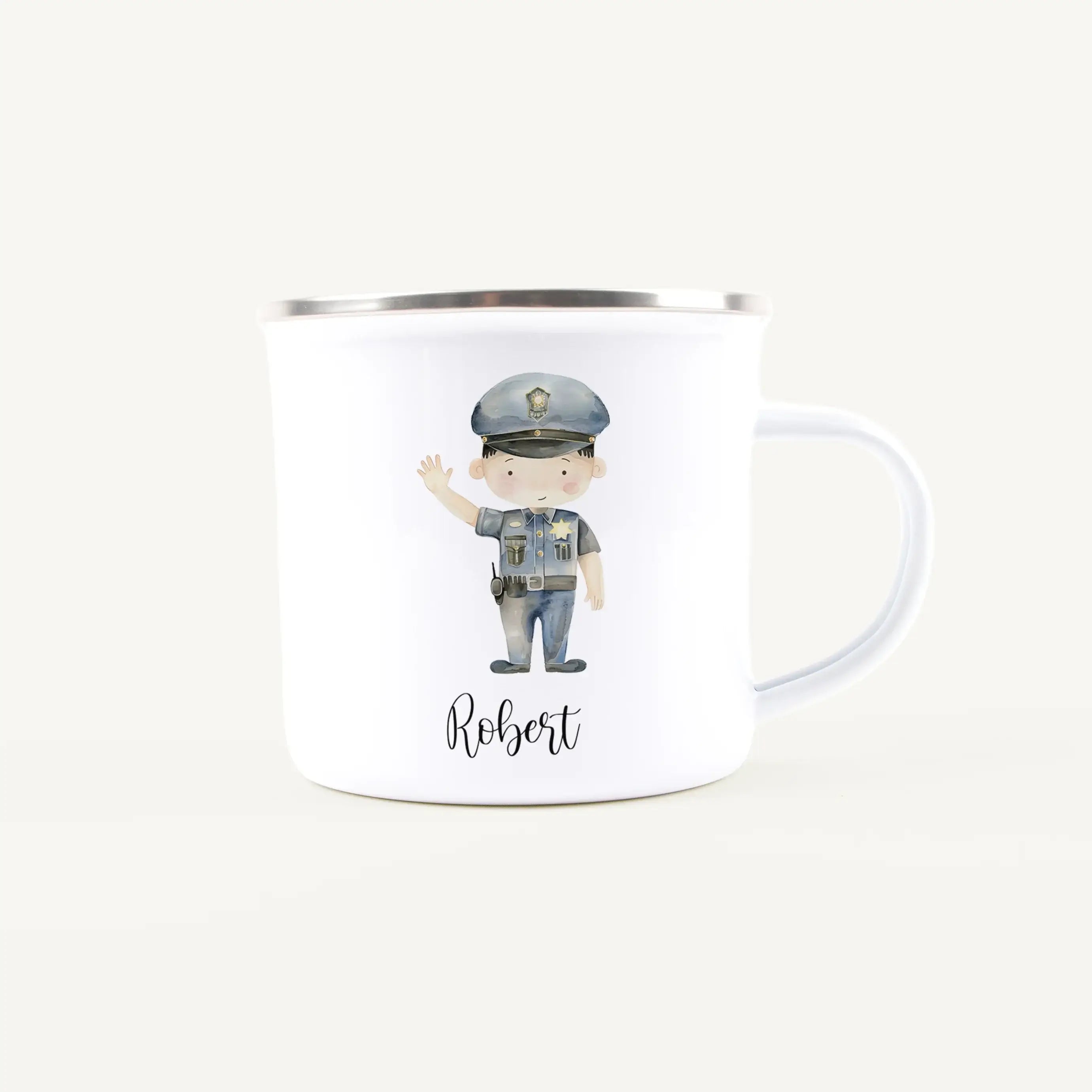 Emaille Tasse Polizist-Emaille Tasse-famprints-Die Emaille Tasse Polizist von famprints bringt kleinen Polizei-Fans jeden Tag ein Stück Freude. Mit zwei liebevoll gestalteten Polizisten-Motiven, die du individuell mit dem Namen deines Kindes kombinieren k