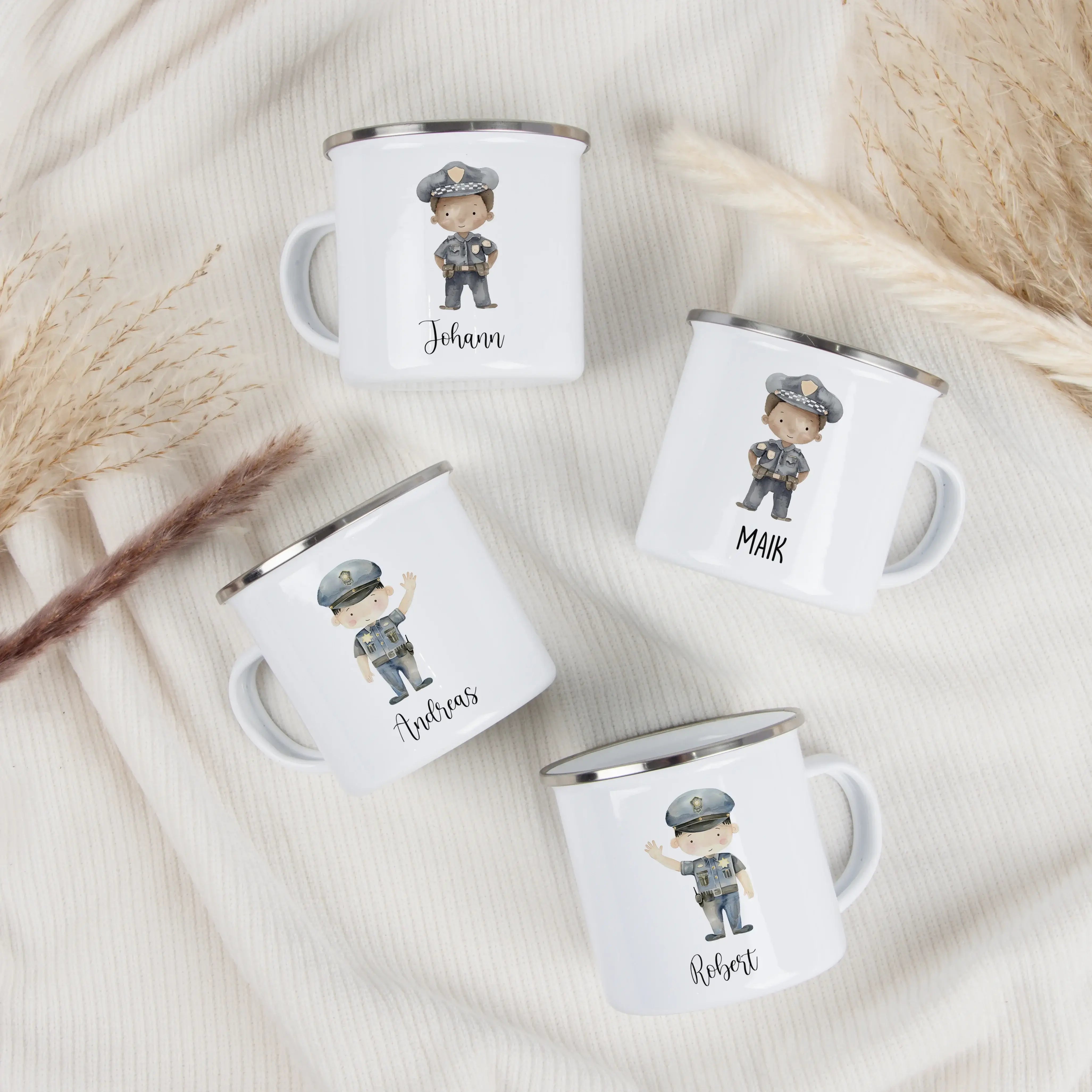 Emaille Tasse Polizist-Emaille Tasse-famprints-Die Emaille Tasse Polizist von famprints bringt kleinen Polizei-Fans jeden Tag ein Stück Freude. Mit zwei liebevoll gestalteten Polizisten-Motiven, die du individuell mit dem Namen deines Kindes kombinieren k
