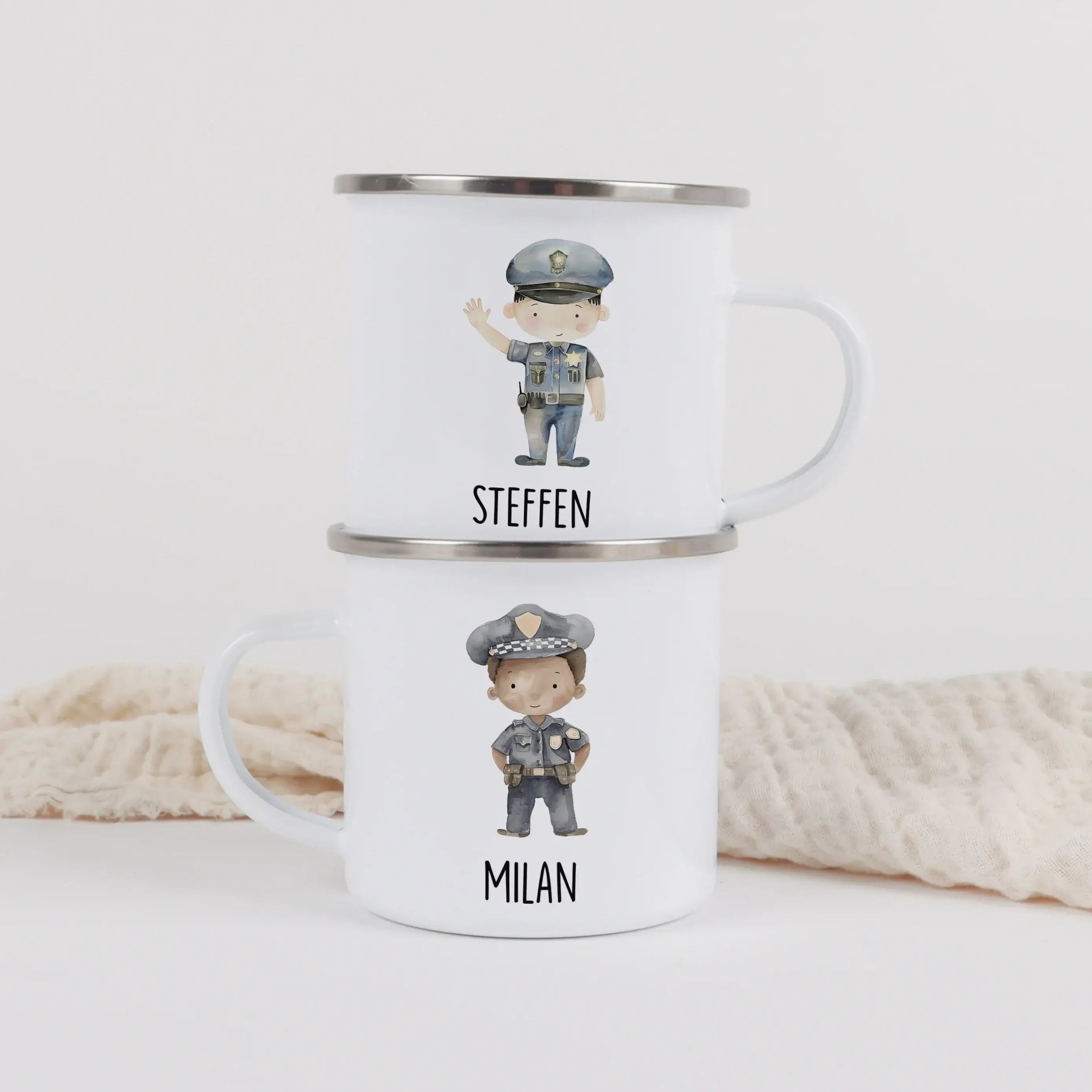 Emaille Tasse Polizist-Emaille Tasse-famprints-Die Emaille Tasse Polizist von famprints bringt kleinen Polizei-Fans jeden Tag ein Stück Freude. Mit zwei liebevoll gestalteten Polizisten-Motiven, die du individuell mit dem Namen deines Kindes kombinieren k