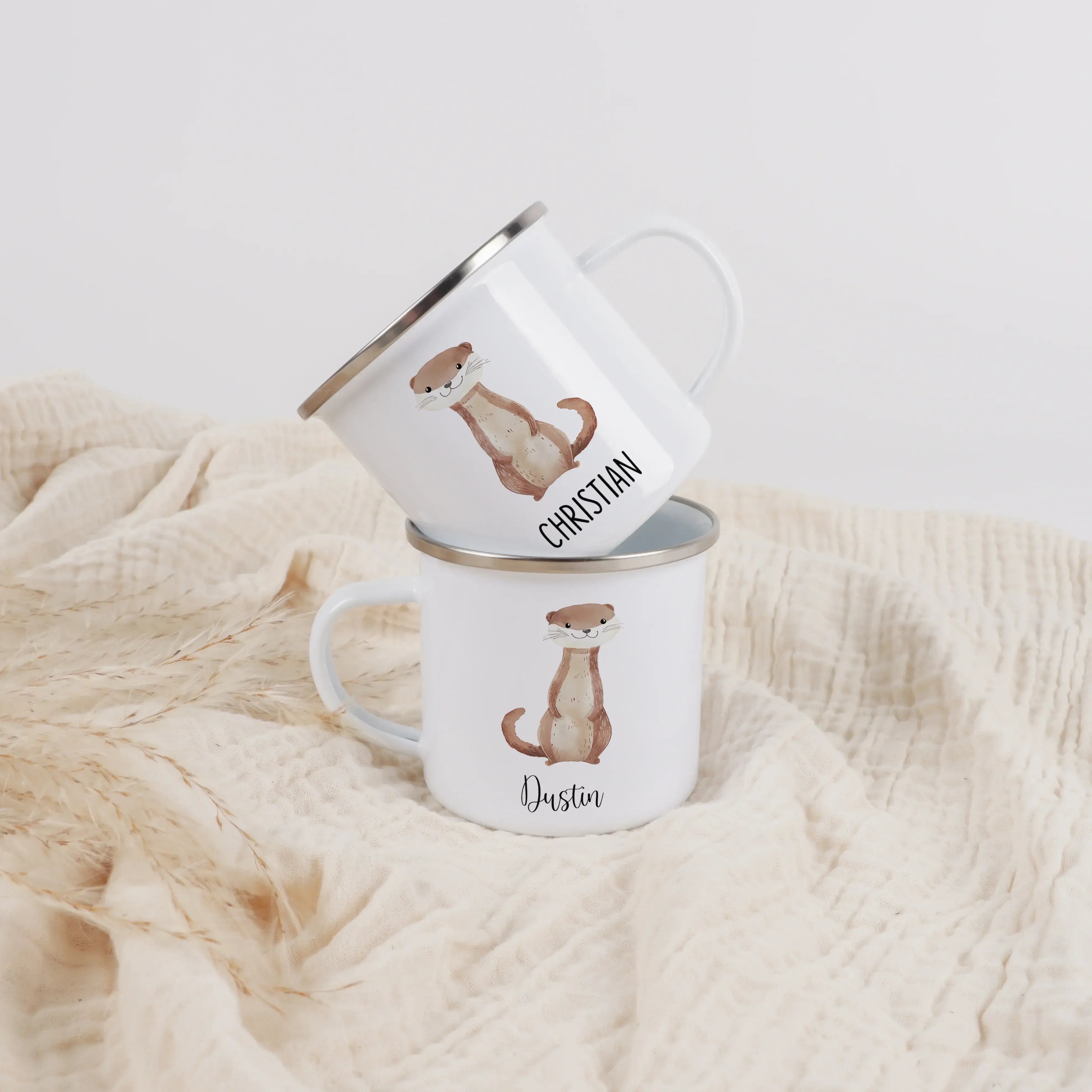 Emaille Tasse Otter-Emaille Tasse-famprints-Die Emaille Tasse Otter von famprints verbindet liebevolles Design mit persönlicher Note und wird so zu einem Geschenk, das Kinder wie Erwachsene gleichermaßen begeistert. Der fröhliche Otter in zarter Aquarell-