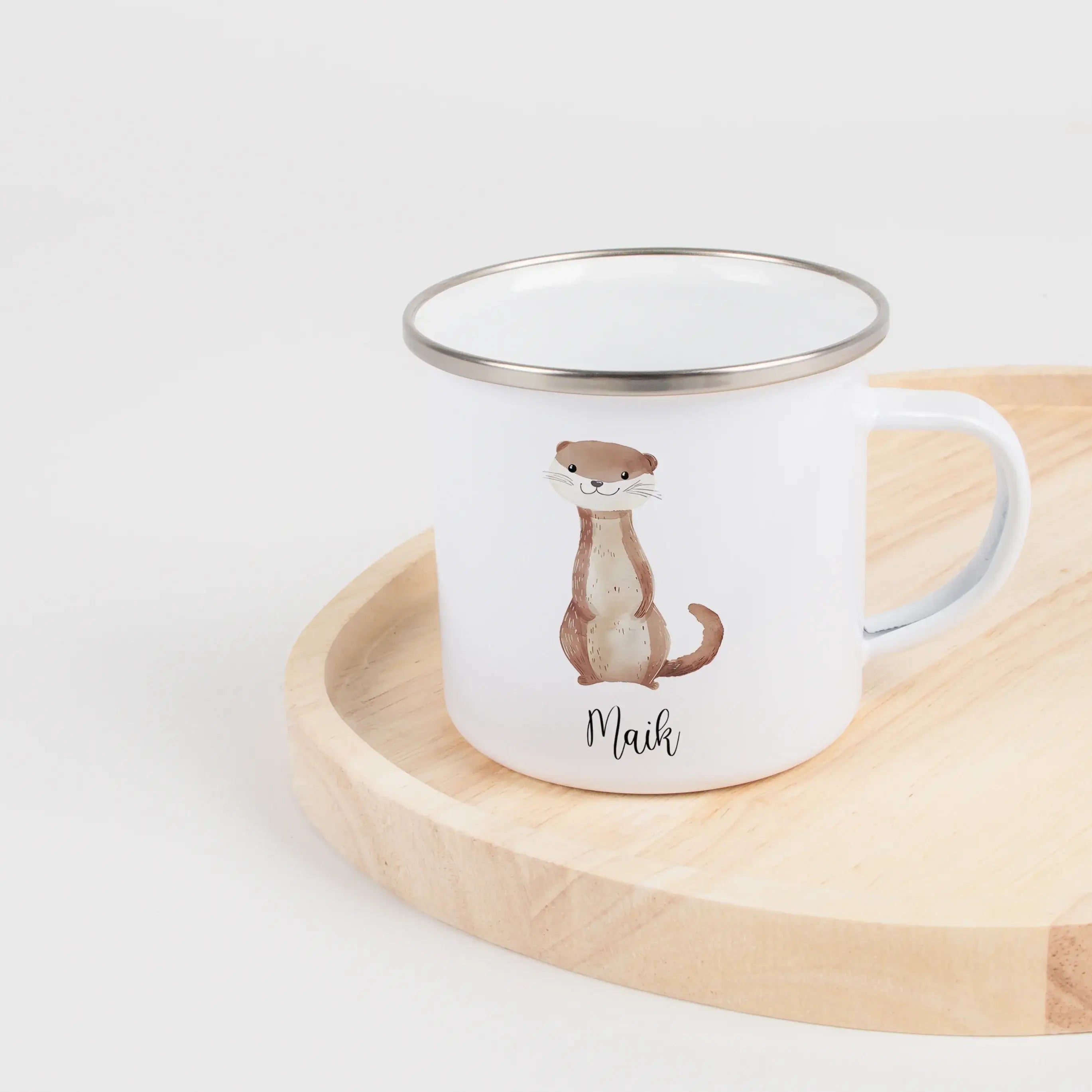 Emaille Tasse Otter-Emaille Tasse-famprints-Die Emaille Tasse Otter von famprints verbindet liebevolles Design mit persönlicher Note und wird so zu einem Geschenk, das Kinder wie Erwachsene gleichermaßen begeistert. Der fröhliche Otter in zarter Aquarell-