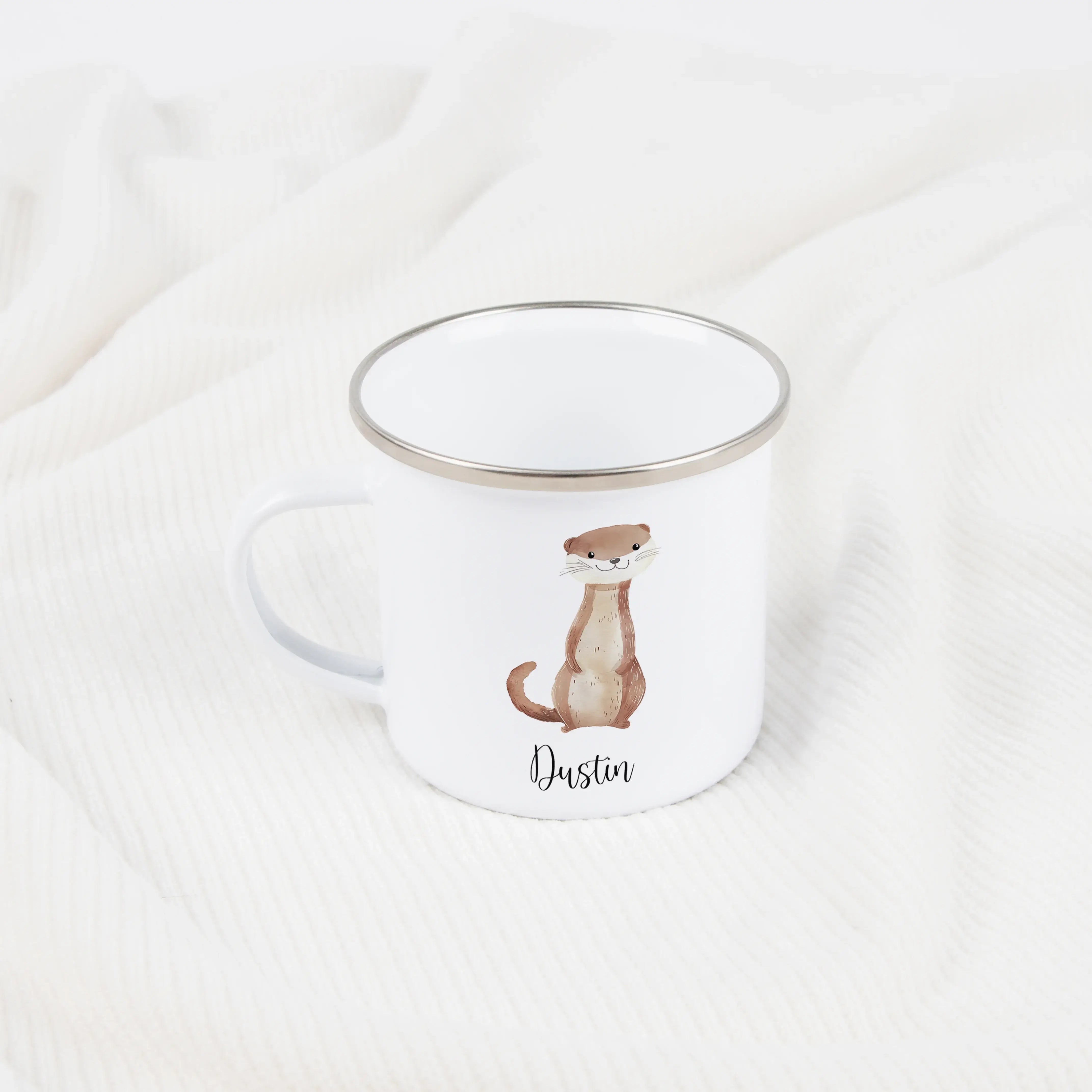 Emaille Tasse Otter-Emaille Tasse-famprints-Die Emaille Tasse Otter von famprints verbindet liebevolles Design mit persönlicher Note und wird so zu einem Geschenk, das Kinder wie Erwachsene gleichermaßen begeistert. Der fröhliche Otter in zarter Aquarell-