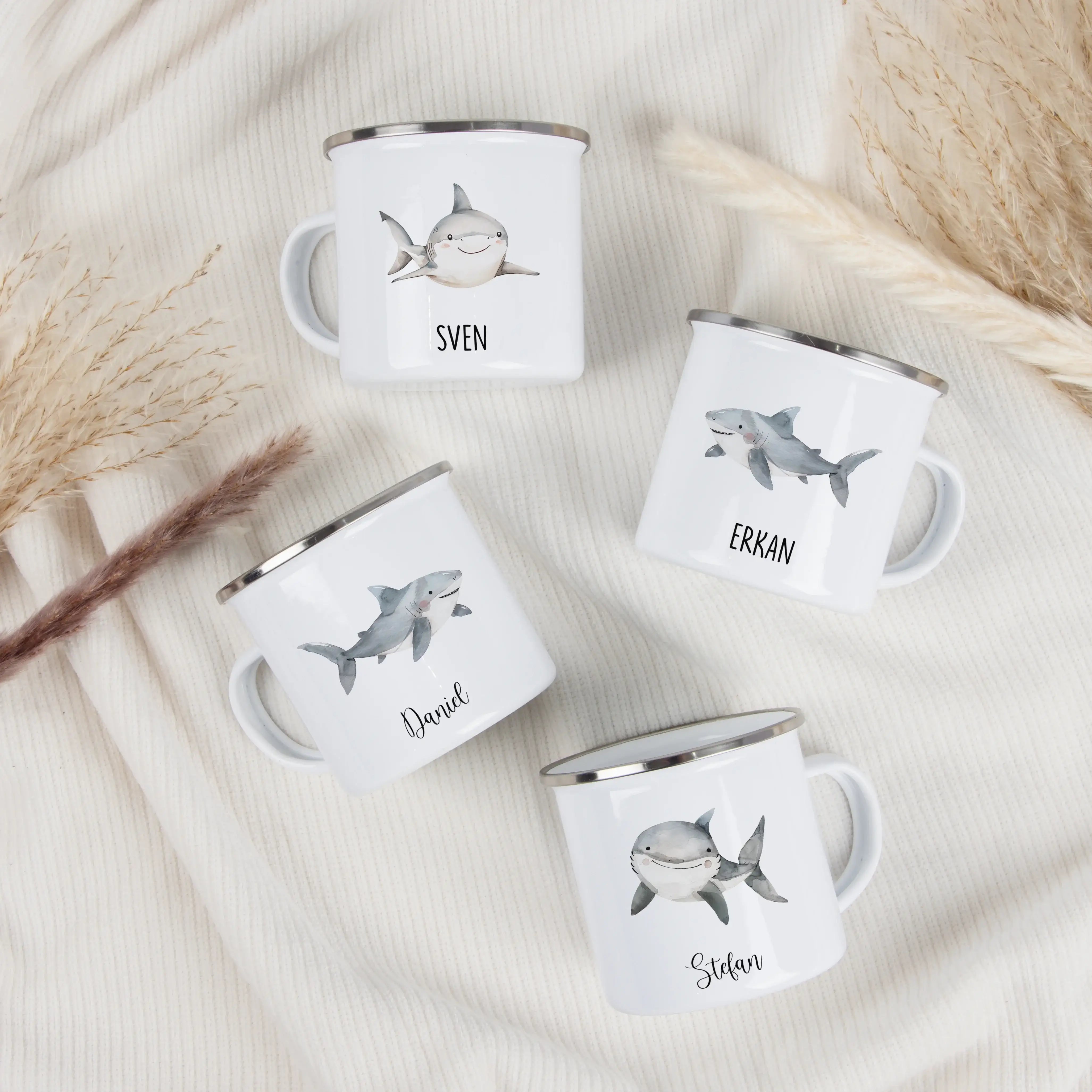 Emaille Tasse Hai-Emaille Tasse-famprints-Die Emaille Tasse Hai von famprints bringt frischen Meereszauber in den Alltag und wird mit deinem Wunschname zu einem persönlichen Begleiter für Kinder, die Abenteuer lieben. Das liebevoll illustrierte Hai-Motiv