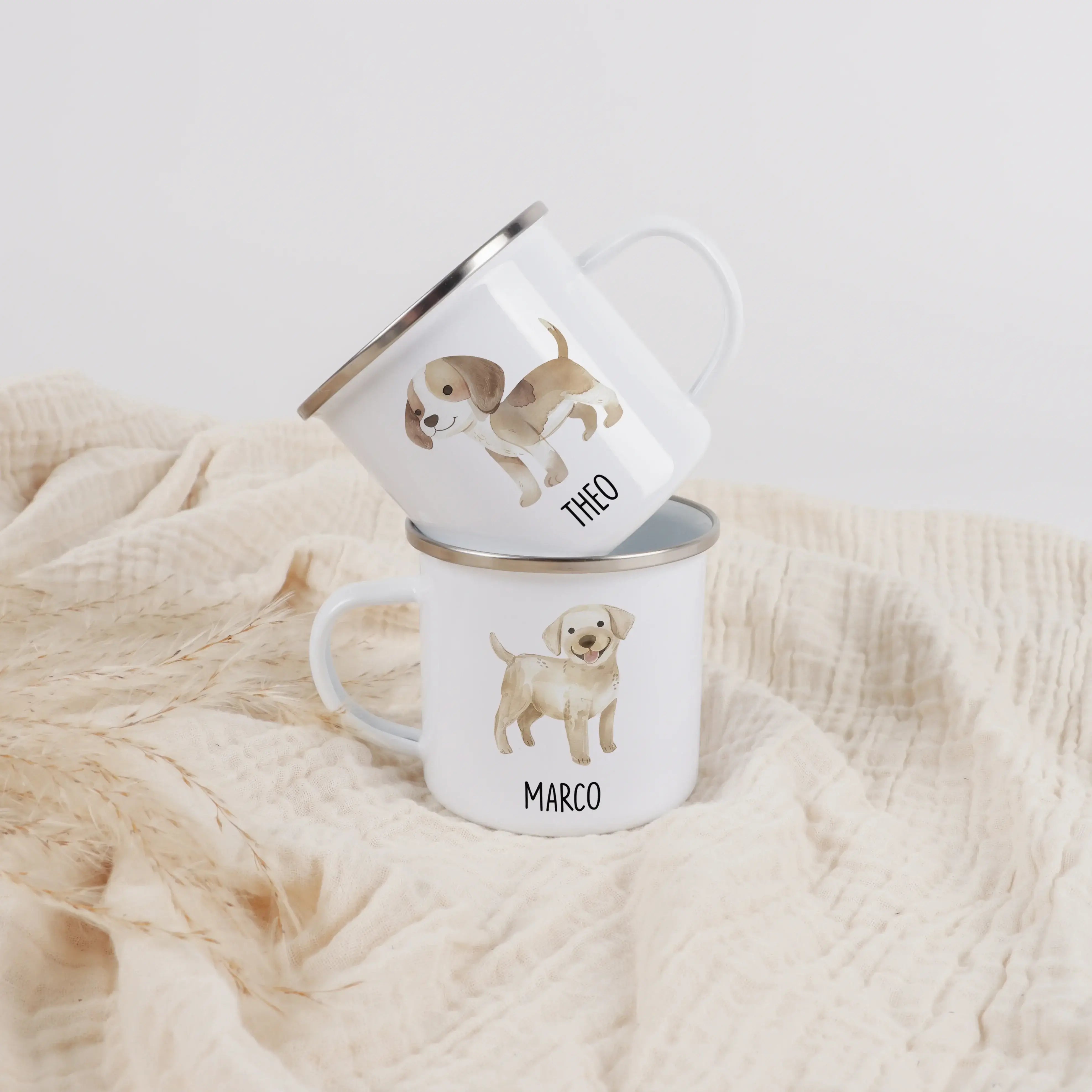 Emaille Tasse Hund-Emaille Tasse-famprints-Die Emaille Tasse Hund von famprints ist ein liebevoll gestaltetes Geschenk für Kinder, das jeden Morgen ein kleines Stück Freude auf den Frühstückstisch bringt. Du kannst aus vier unterschiedlichen Hundemotiven