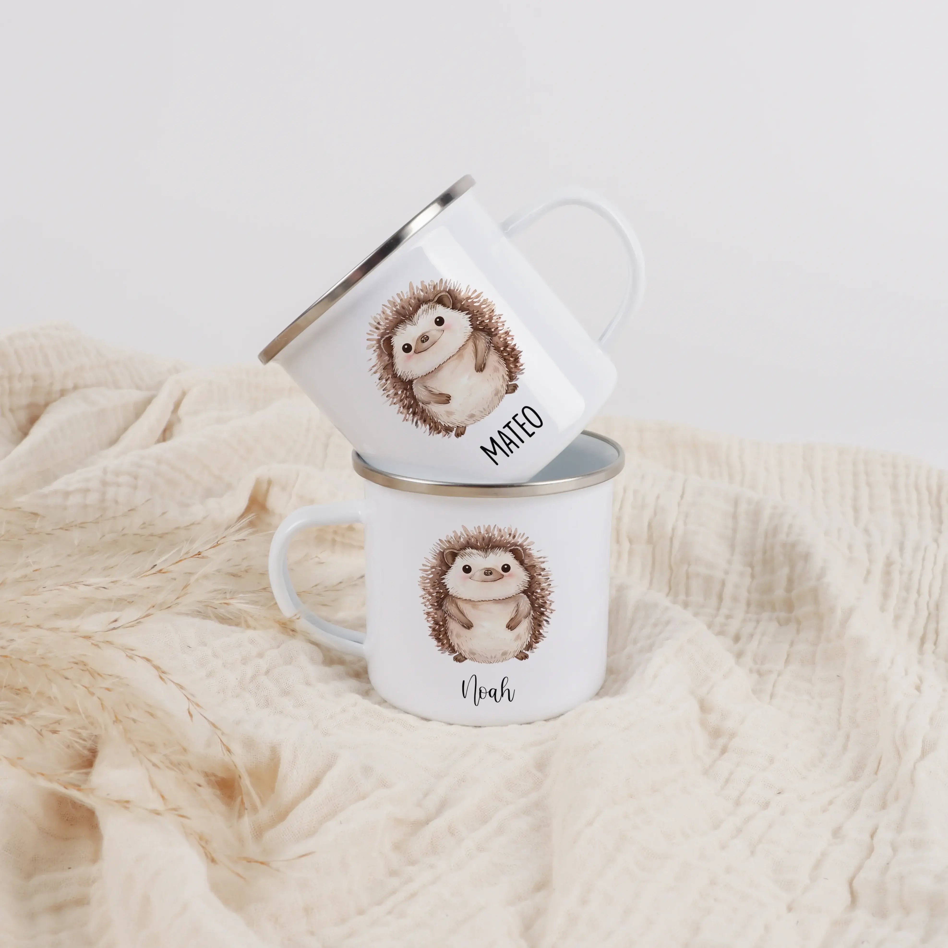 Emaille Tasse Igel-Emaille Tasse-famprints-Die Emaille Tasse Igel von famprints verbindet kindgerechtes Design mit persönlichem Charme und wird so zu einem Geschenk, das kleine Entdecker Tag für Tag begleitet. Das sanfte Wasserfarben-Motiv zeigt einen frö