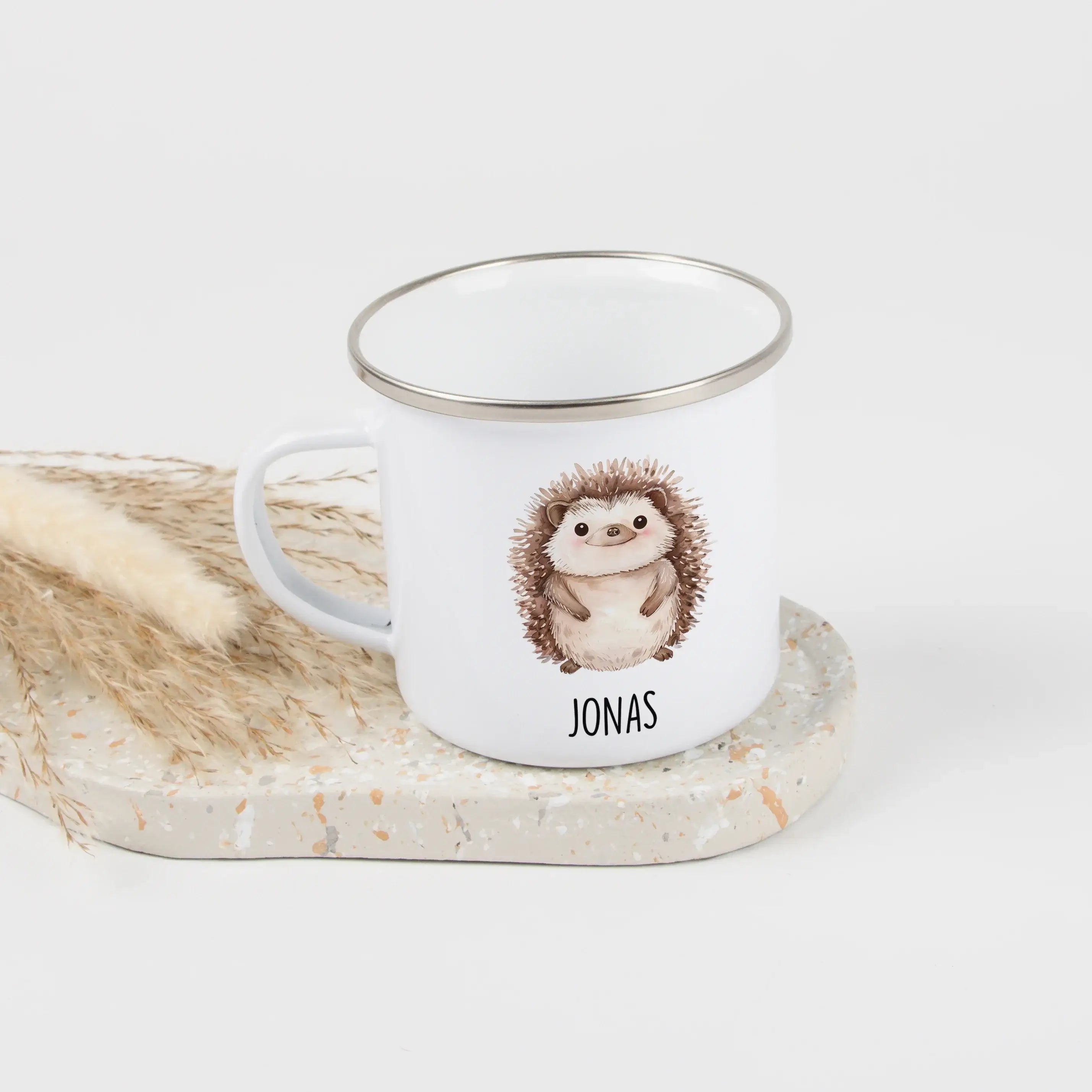 Emaille Tasse Igel-Emaille Tasse-famprints-Die Emaille Tasse Igel von famprints verbindet kindgerechtes Design mit persönlichem Charme und wird so zu einem Geschenk, das kleine Entdecker Tag für Tag begleitet. Das sanfte Wasserfarben-Motiv zeigt einen frö