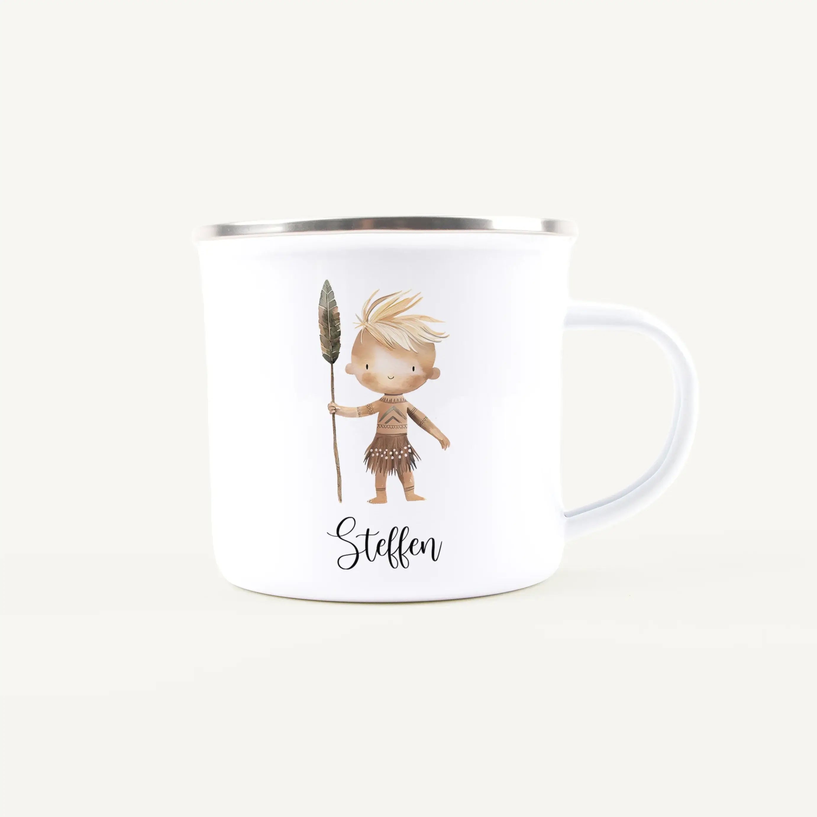 Emaille Tasse Indianer-Emaille Tasse-famprints-Mit der Emaille Tasse Indianer gestaltest du ein persönliches Trinkgefäß, das Kinder im Alltag begleitet und gleichzeitig ein liebevolles Geschenk ist. Das kindgerechte Indianer-Motiv im Aquarellstil wird ind