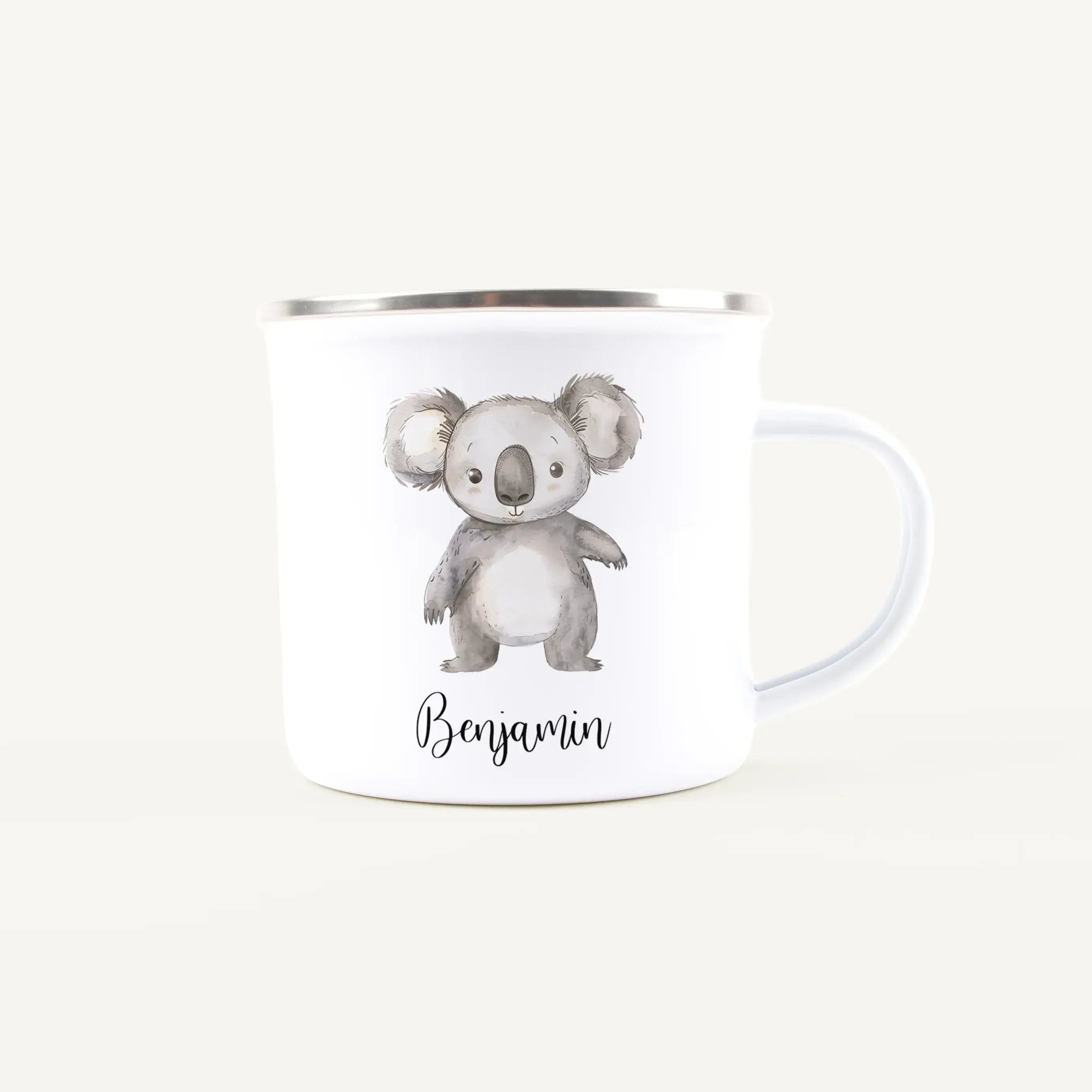 Emaille Tasse Koala-Emaille Tasse-famprints-Die Emaille Tasse Koala von famprints bringt jeden Morgen ein bisschen Wärme und ein freundliches Hallo in deinen Alltag. Das liebevoll illustrierte Koala-Motiv in sanfter Aquarell-Optik macht die personalisiert