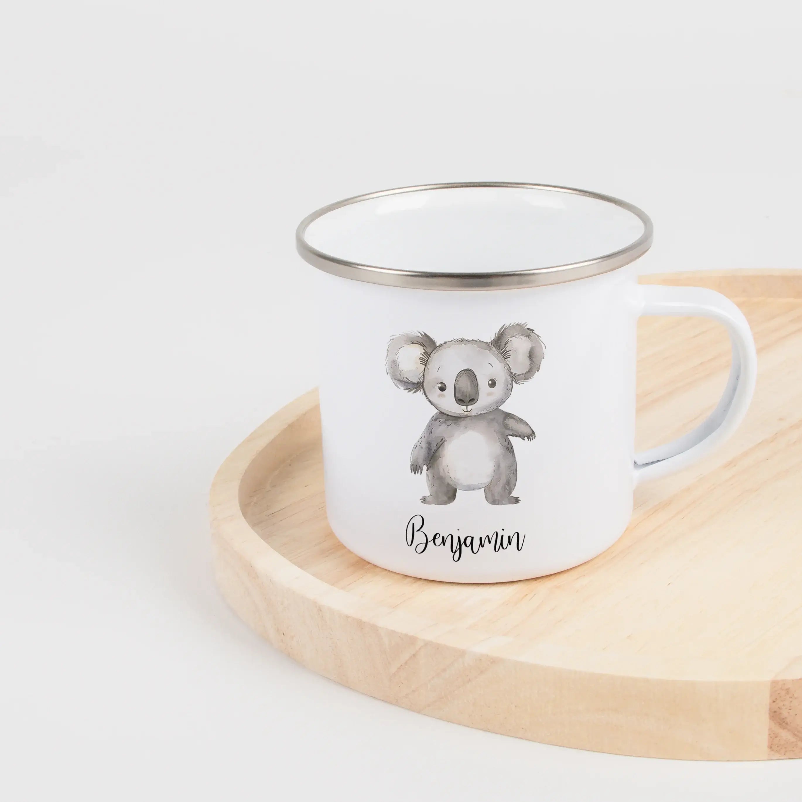 Emaille Tasse Koala-Emaille Tasse-famprints-Die Emaille Tasse Koala von famprints bringt jeden Morgen ein bisschen Wärme und ein freundliches Hallo in deinen Alltag. Das liebevoll illustrierte Koala-Motiv in sanfter Aquarell-Optik macht die personalisiert