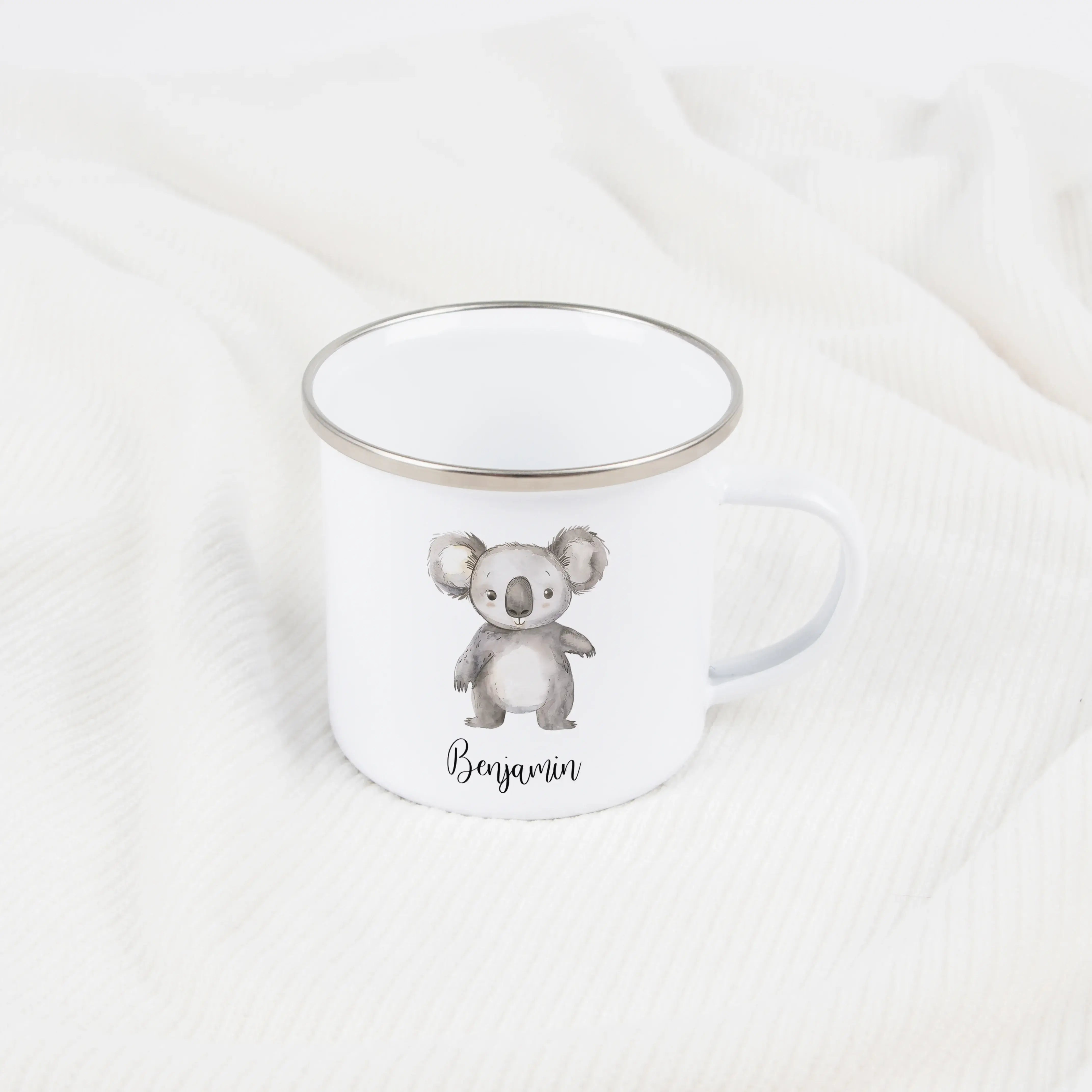 Emaille Tasse Koala-Emaille Tasse-famprints-Die Emaille Tasse Koala von famprints bringt jeden Morgen ein bisschen Wärme und ein freundliches Hallo in deinen Alltag. Das liebevoll illustrierte Koala-Motiv in sanfter Aquarell-Optik macht die personalisiert