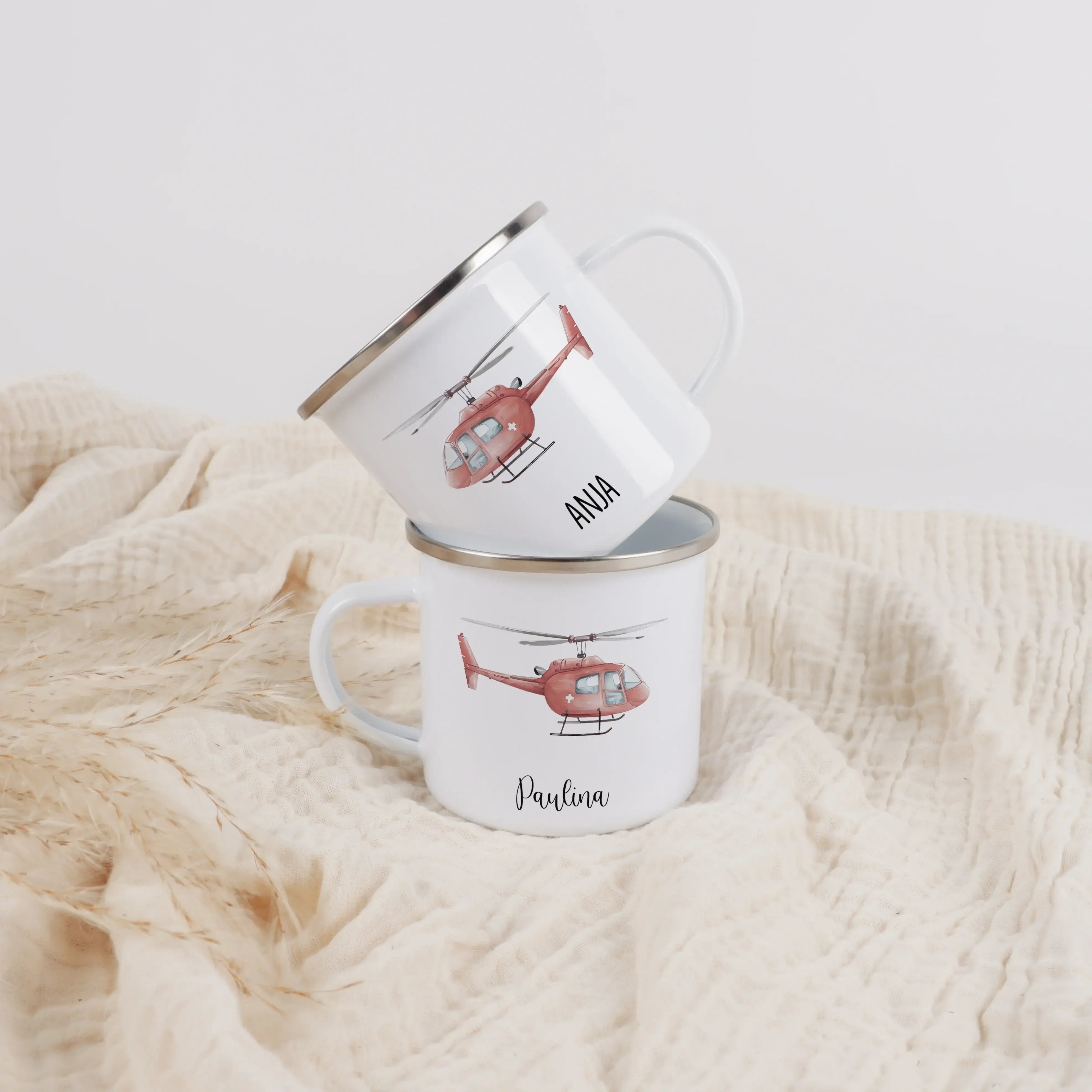 Emaille Tasse Hubschrauber-Emaille Tasse-famprints-Die Emaille Tasse Hubschrauber von famprints verbindet liebevolles Design mit einer persönlichen Note, die Kinder im Alltag begleitet. Das detailreiche Hubschrauber-Motiv in weichen Aquarellfarben weckt s