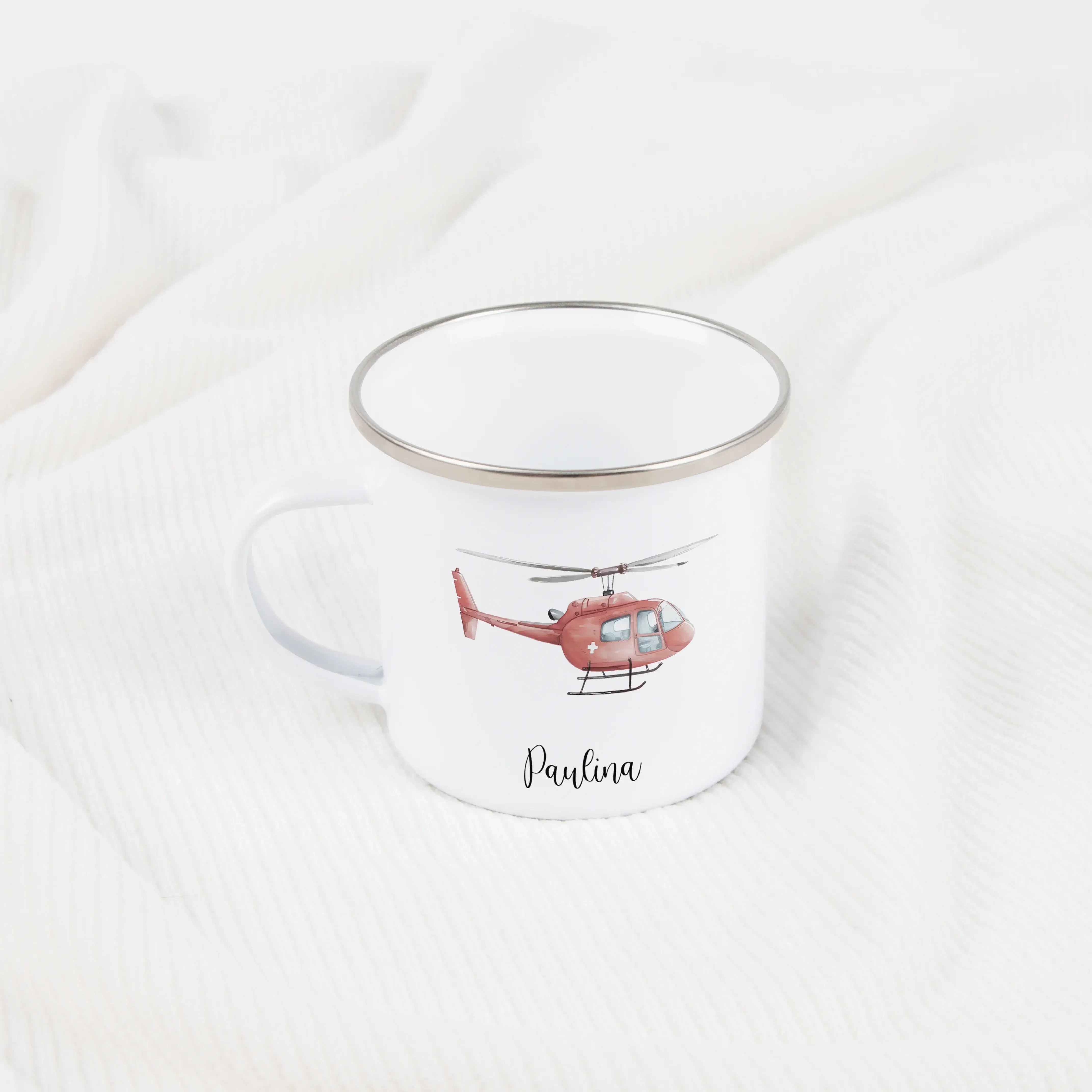 Emaille Tasse Hubschrauber-Emaille Tasse-famprints-Die Emaille Tasse Hubschrauber von famprints verbindet liebevolles Design mit einer persönlichen Note, die Kinder im Alltag begleitet. Das detailreiche Hubschrauber-Motiv in weichen Aquarellfarben weckt s