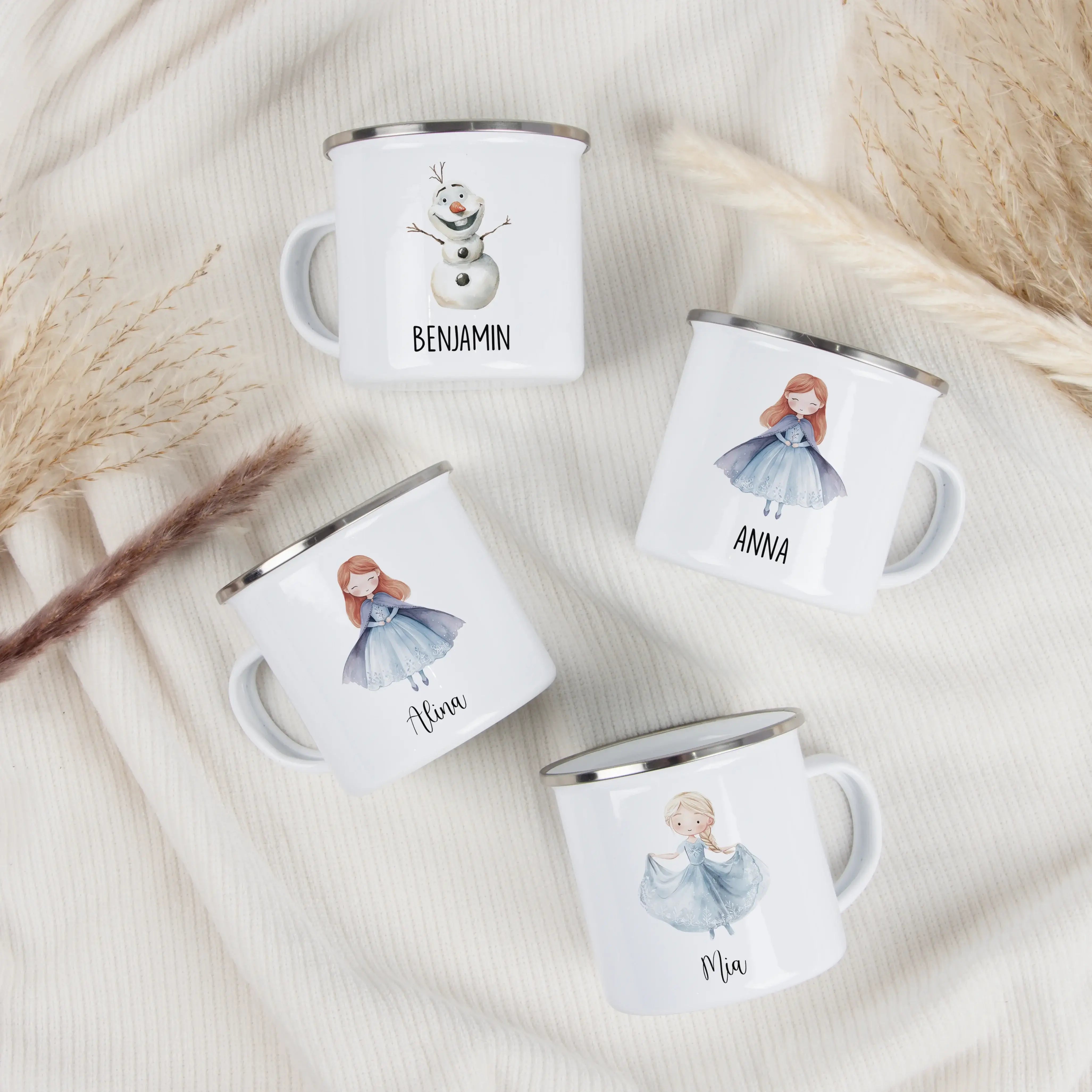 Emaille Tasse Eiskönigin-Emaille Tasse-famprints-Mit der Emaille Tasse Eiskönigin von famprints schenkst du Kindern einen kleinen täglichen Glücksmoment – perfekt für alle, die Märchenwelten, Winterzauber und liebevoll gestaltete Motive mögen. Die weiße K