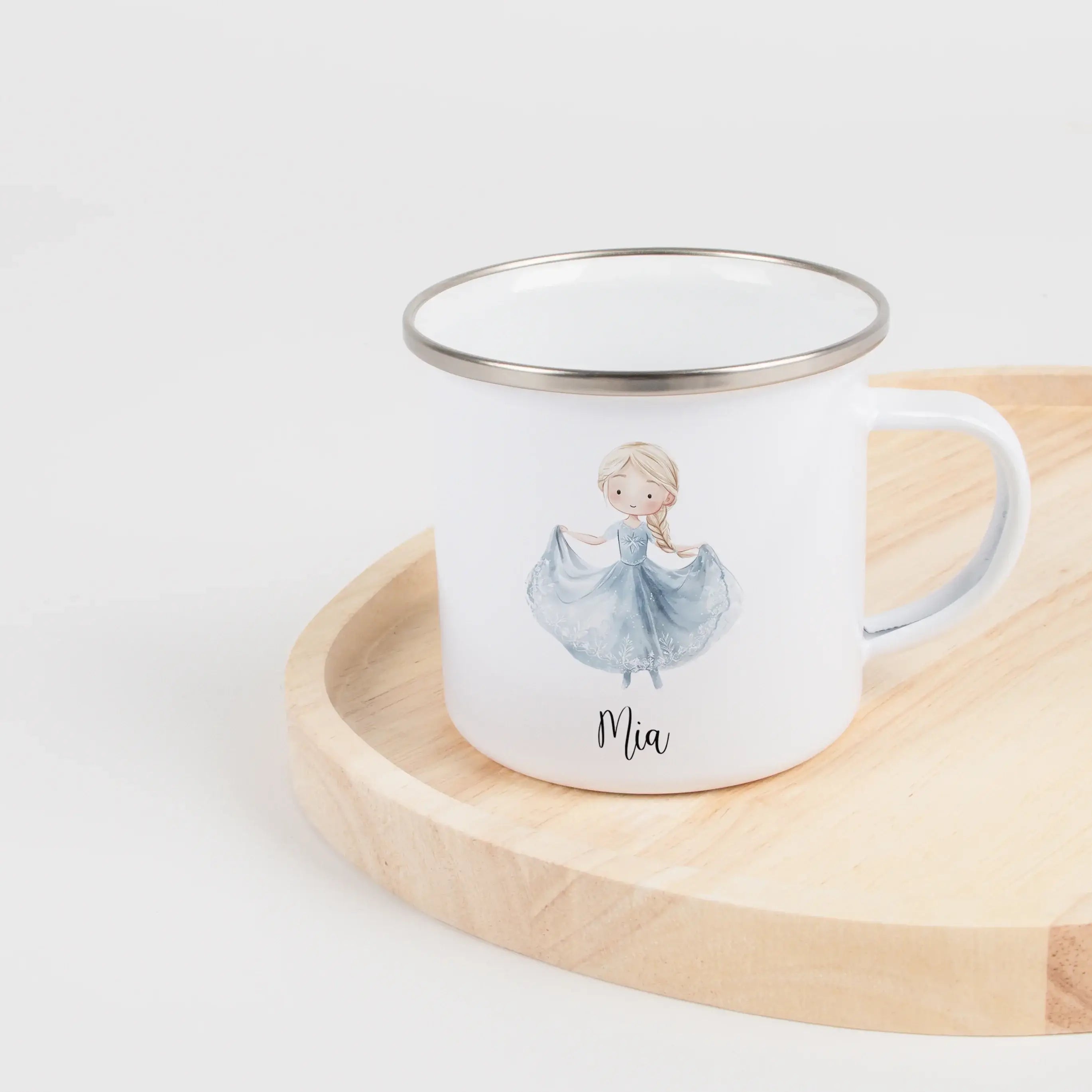 Emaille Tasse Eiskönigin-Emaille Tasse-famprints-Mit der Emaille Tasse Eiskönigin von famprints schenkst du Kindern einen kleinen täglichen Glücksmoment – perfekt für alle, die Märchenwelten, Winterzauber und liebevoll gestaltete Motive mögen. Die weiße K