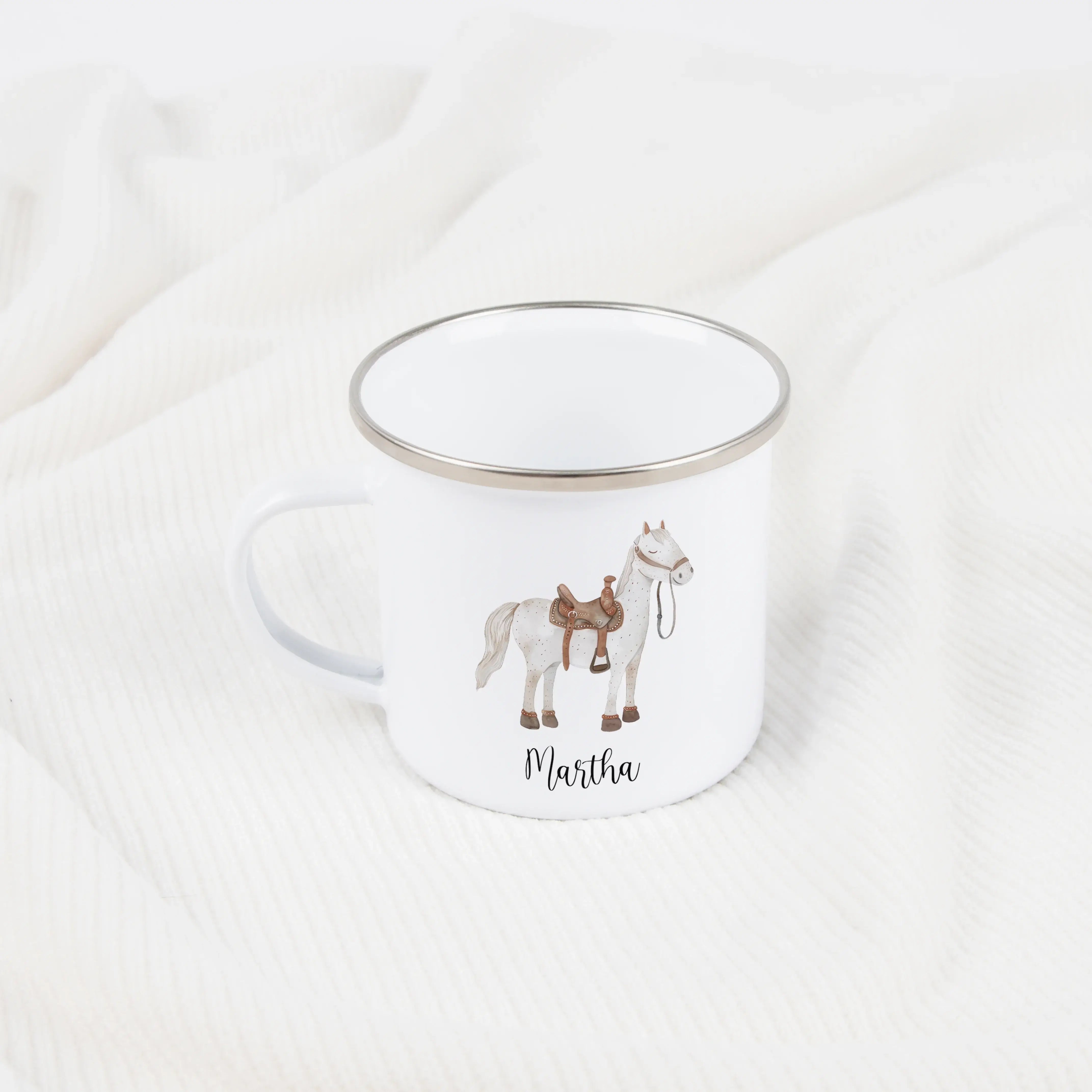 Emaille Tasse Pferd-Emaille Tasse-famprints-Entdecke die zauberhafte Emaille Tasse mit einem süßen Pferd, die nicht nur praktisch ist, sondern auch ein Stückchen Freude in den Alltag deines Kindes bringt. Diese personalisierte Tasse wird mit Liebe für dic