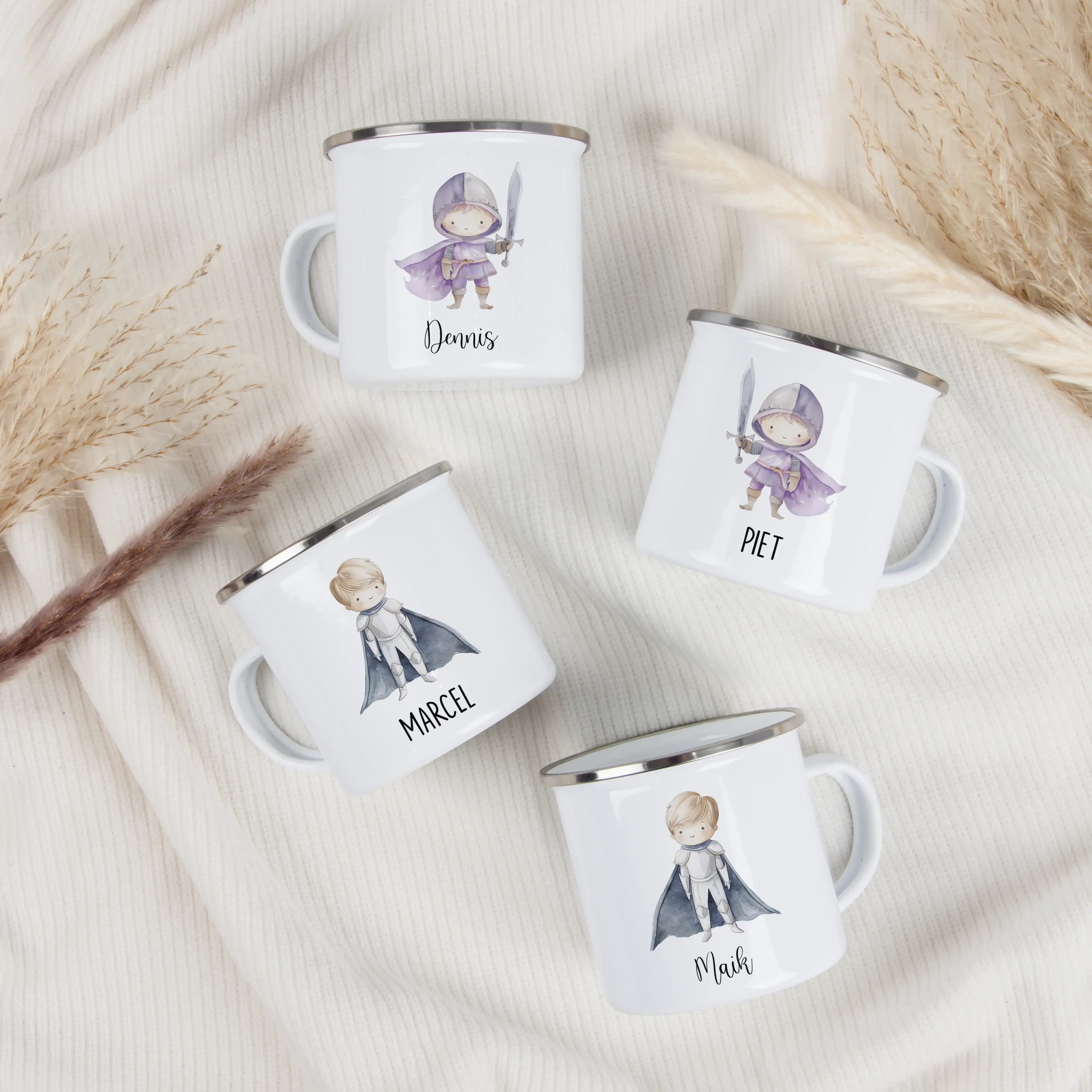 Emaille Tasse Ritter-Emaille Tasse-famprints-Die Emaille Tasse Ritter von famprints macht aus jedem Getränk einen kleinen Abenteuermoment. Dein Kind taucht mit seinem eigenen Namen in eine Welt voller mutiger Helden, farbenfroher Illustrationen und spiele