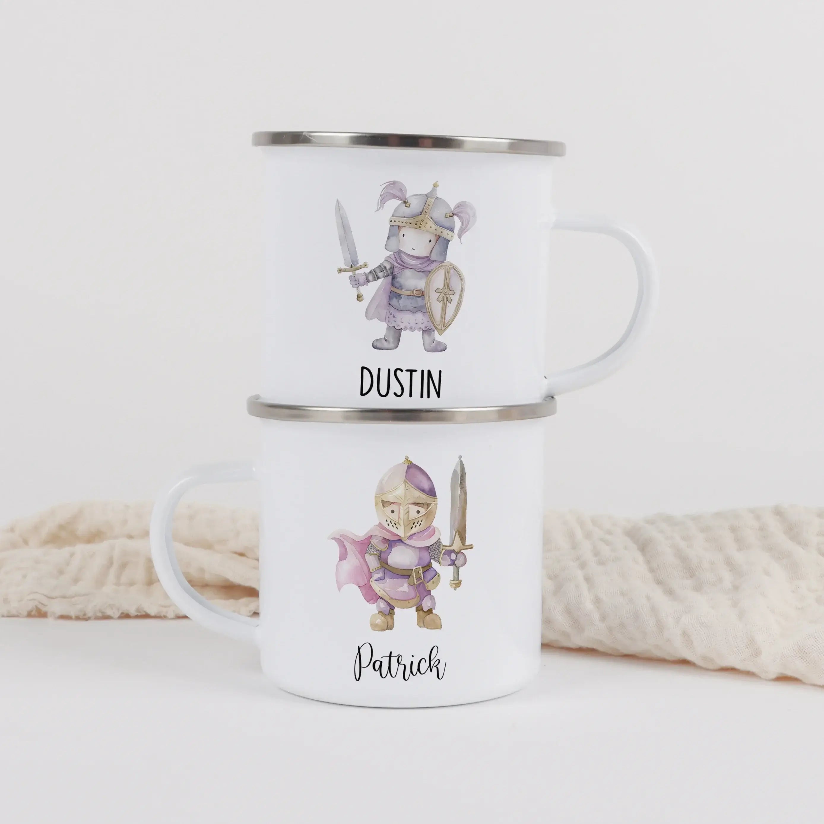 Emaille Tasse Ritter-Emaille Tasse-famprints-Die Emaille Tasse Ritter von famprints macht aus jedem Getränk einen kleinen Abenteuermoment. Dein Kind taucht mit seinem eigenen Namen in eine Welt voller mutiger Helden, farbenfroher Illustrationen und spiele