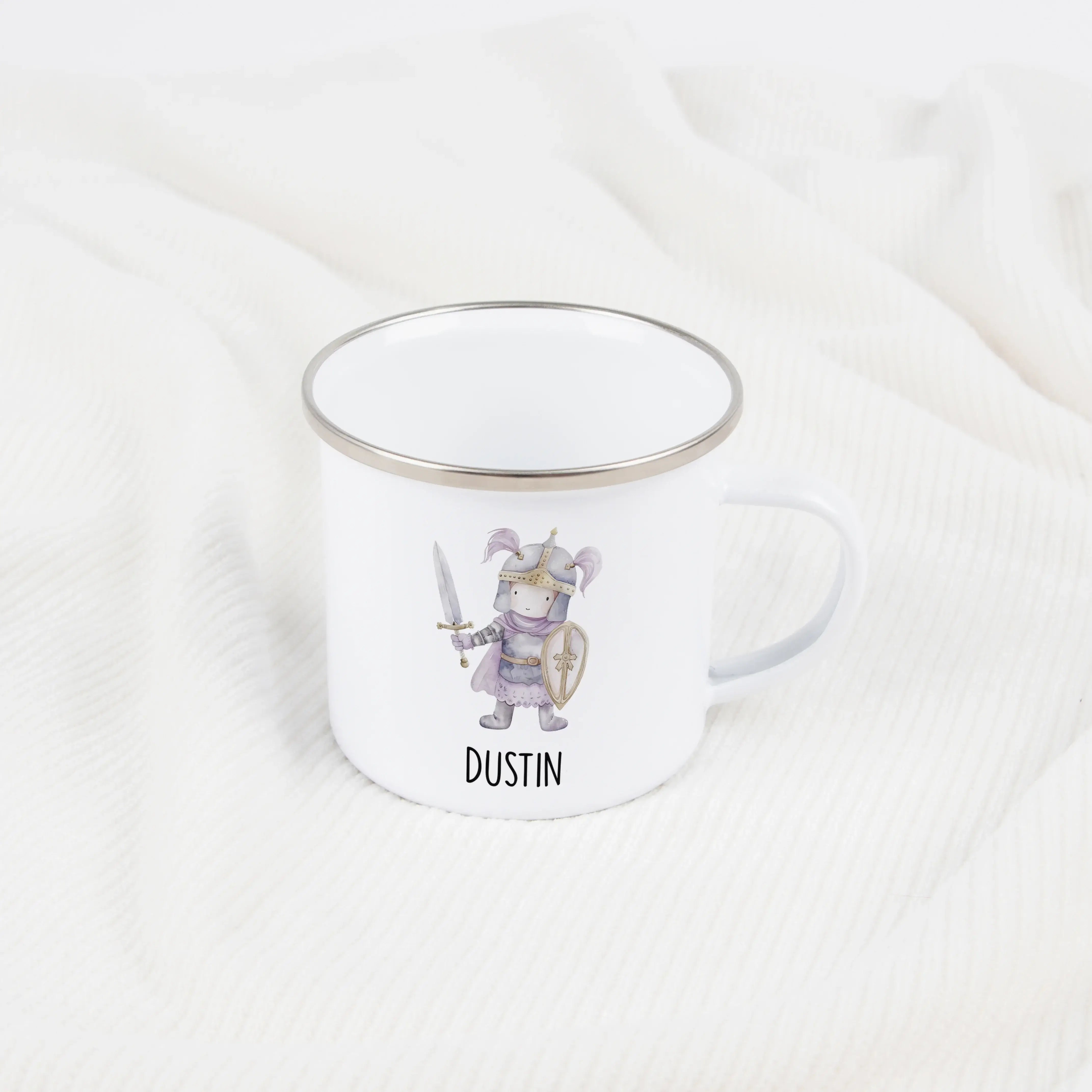 Emaille Tasse Ritter-Emaille Tasse-famprints-Die Emaille Tasse Ritter von famprints macht aus jedem Getränk einen kleinen Abenteuermoment. Dein Kind taucht mit seinem eigenen Namen in eine Welt voller mutiger Helden, farbenfroher Illustrationen und spiele