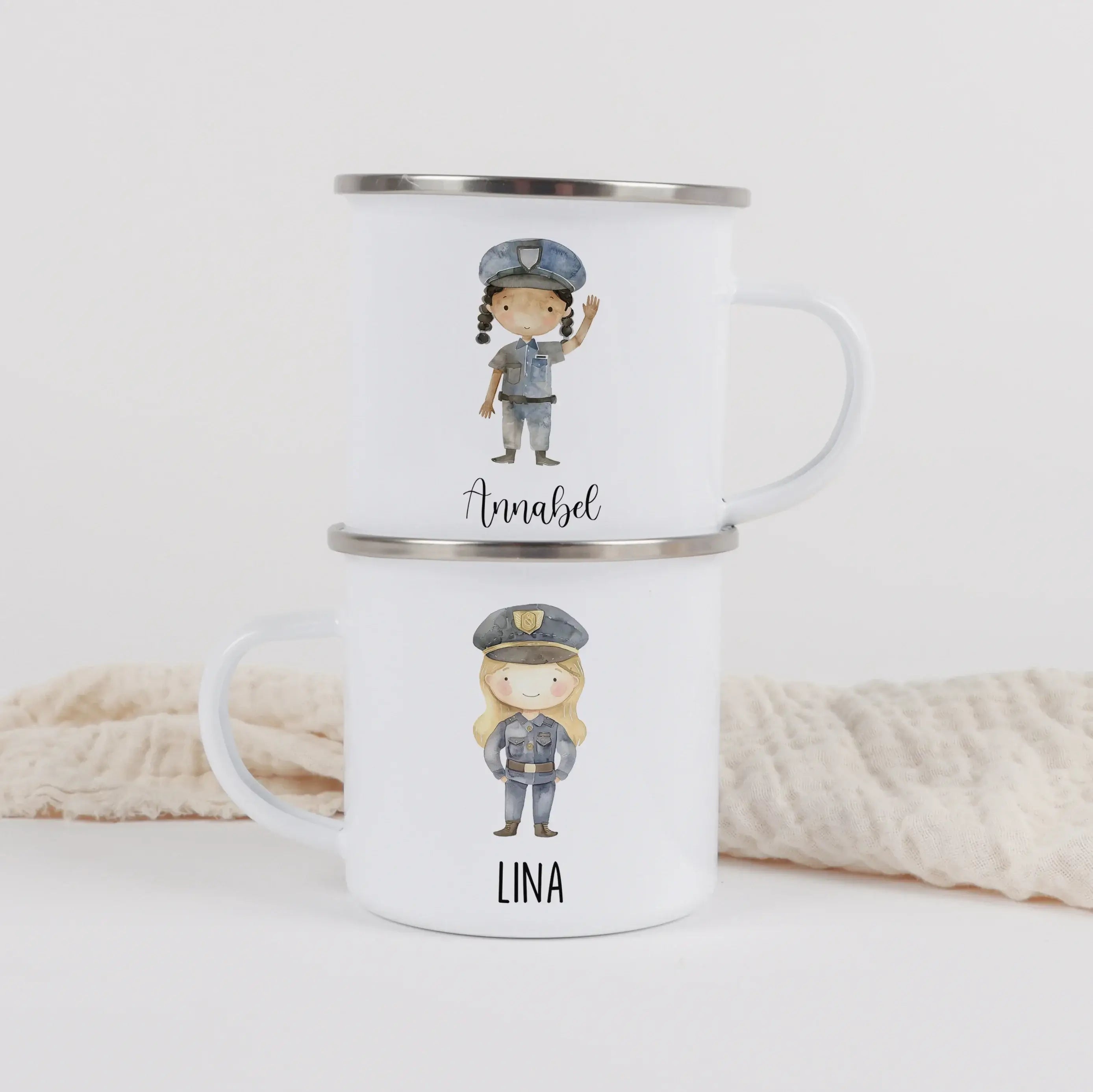 Emaille Tasse Polizistin-Emaille Tasse-famprints-Die Emaille Tasse Polizistin von famprints ist das perfekte personalisierte Geschenk für kleine Heldinnen mit großen Träumen. Ob zum Frühstück, beim Spielen oder als Begleiter im Alltag – dieser individuell