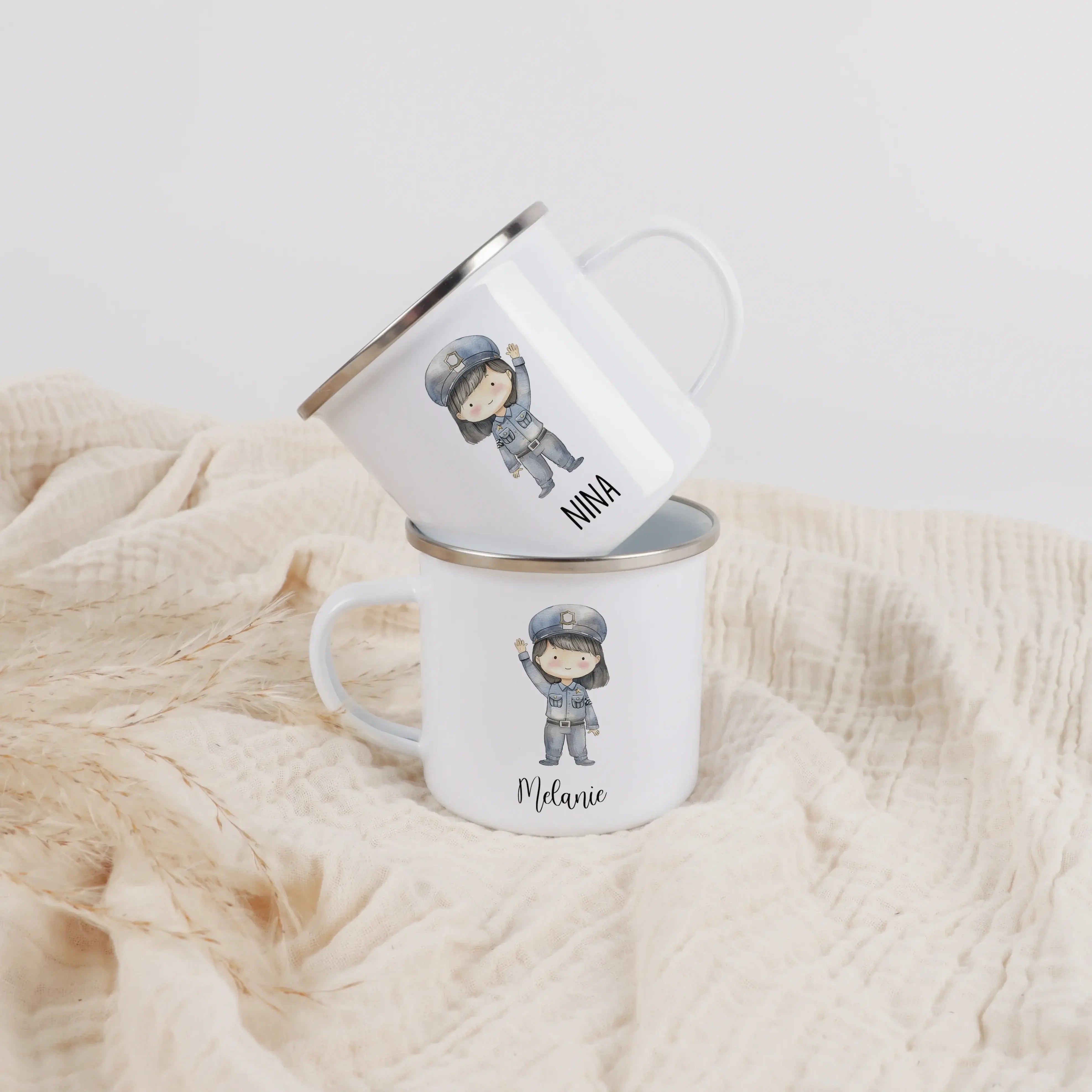 Emaille Tasse Polizistin-Emaille Tasse-famprints-Die Emaille Tasse Polizistin von famprints ist das perfekte personalisierte Geschenk für kleine Heldinnen mit großen Träumen. Ob zum Frühstück, beim Spielen oder als Begleiter im Alltag – dieser individuell