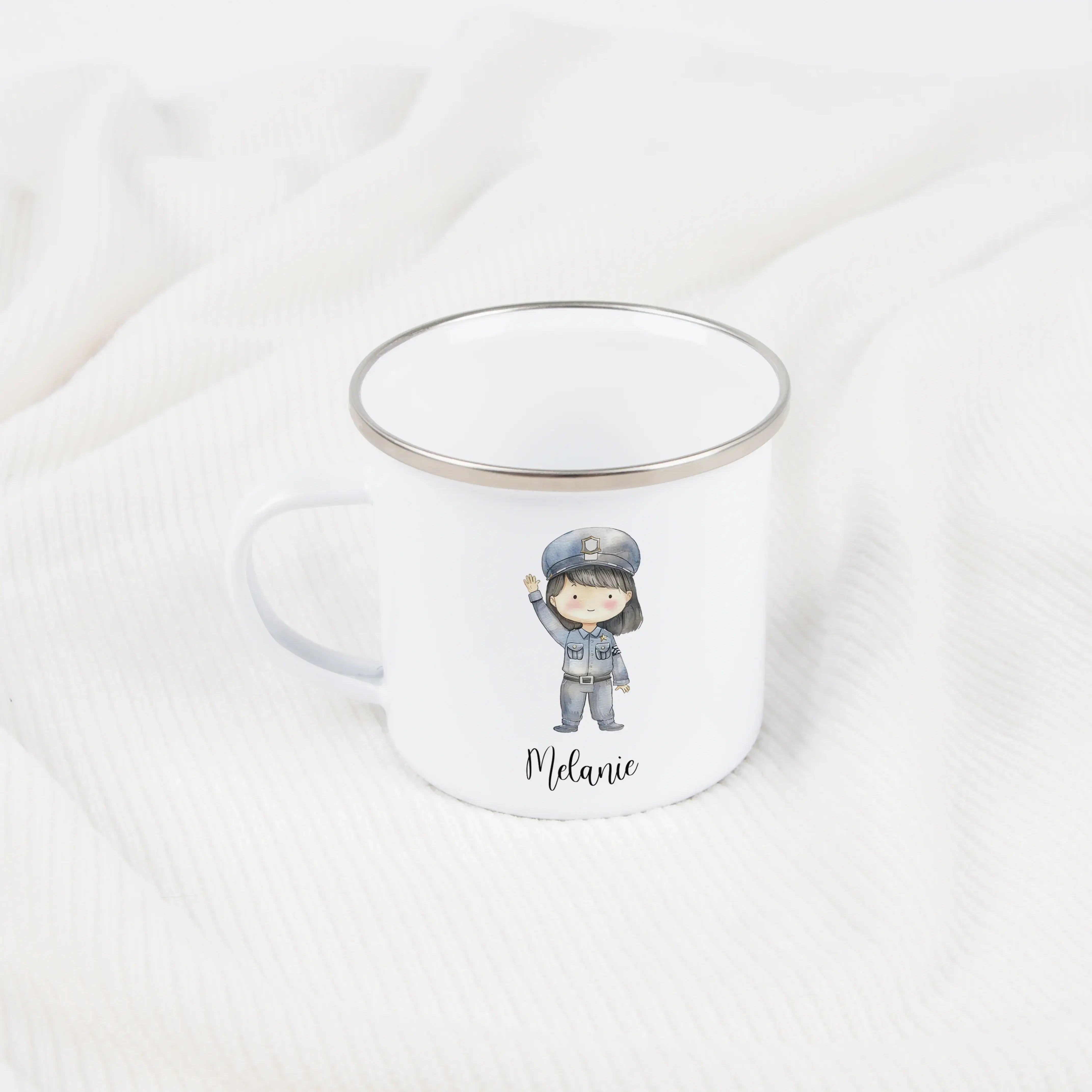 Emaille Tasse Polizistin-Emaille Tasse-famprints-Die Emaille Tasse Polizistin von famprints ist das perfekte personalisierte Geschenk für kleine Heldinnen mit großen Träumen. Ob zum Frühstück, beim Spielen oder als Begleiter im Alltag – dieser individuell
