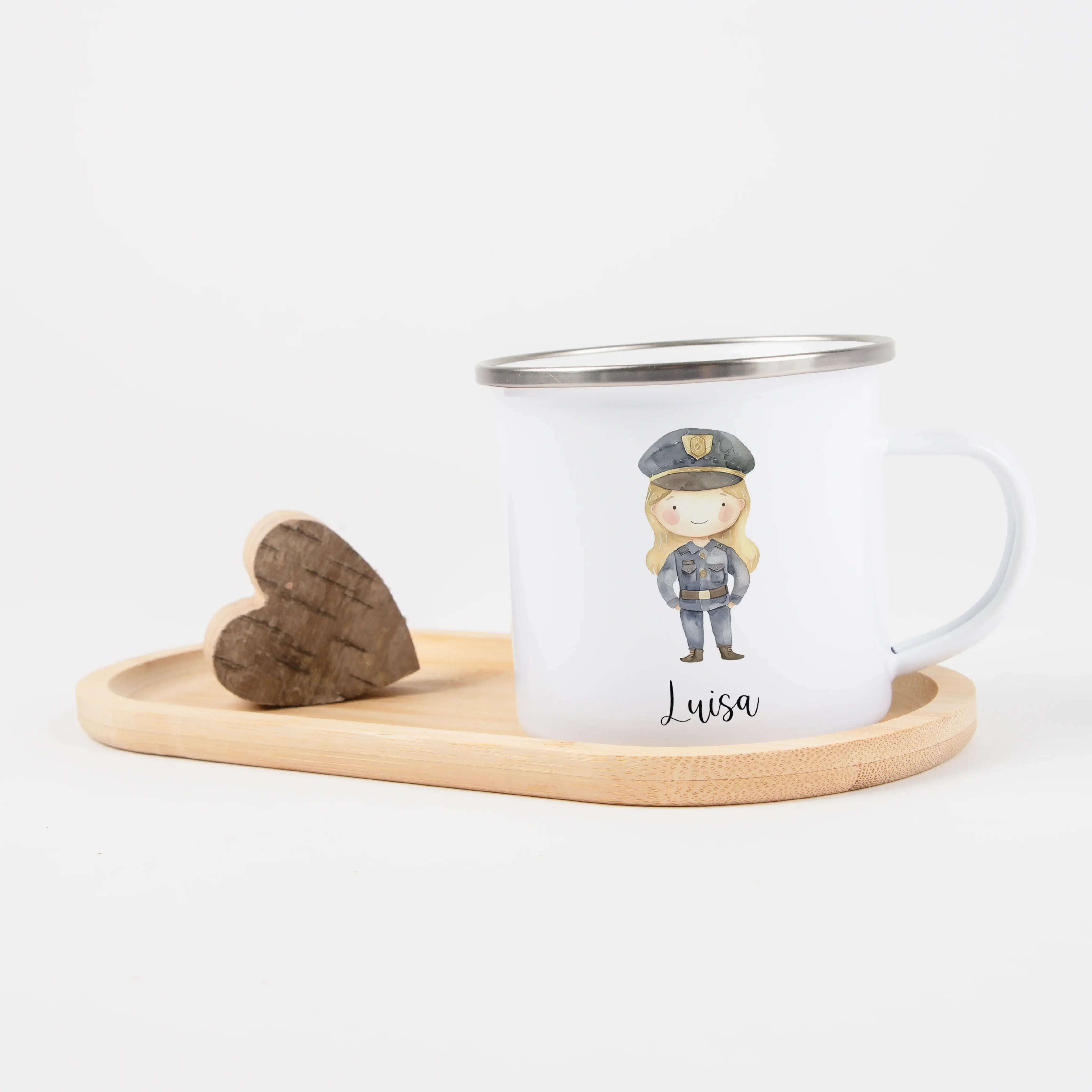 Emaille Tasse Polizistin-Emaille Tasse-famprints-Die Emaille Tasse Polizistin von famprints ist das perfekte personalisierte Geschenk für kleine Heldinnen mit großen Träumen. Ob zum Frühstück, beim Spielen oder als Begleiter im Alltag – dieser individuell