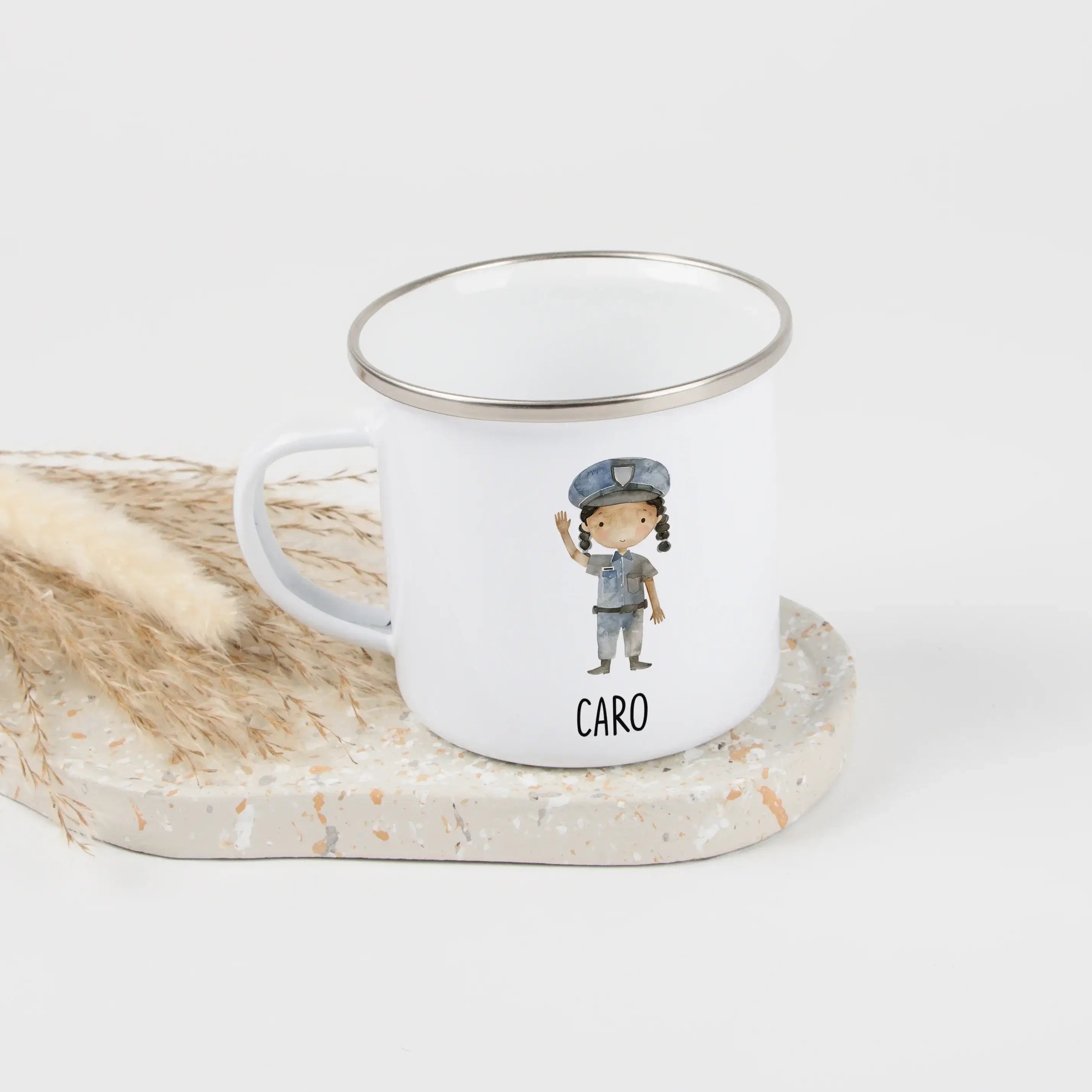 Emaille Tasse Polizistin-Emaille Tasse-famprints-Die Emaille Tasse Polizistin von famprints ist das perfekte personalisierte Geschenk für kleine Heldinnen mit großen Träumen. Ob zum Frühstück, beim Spielen oder als Begleiter im Alltag – dieser individuell