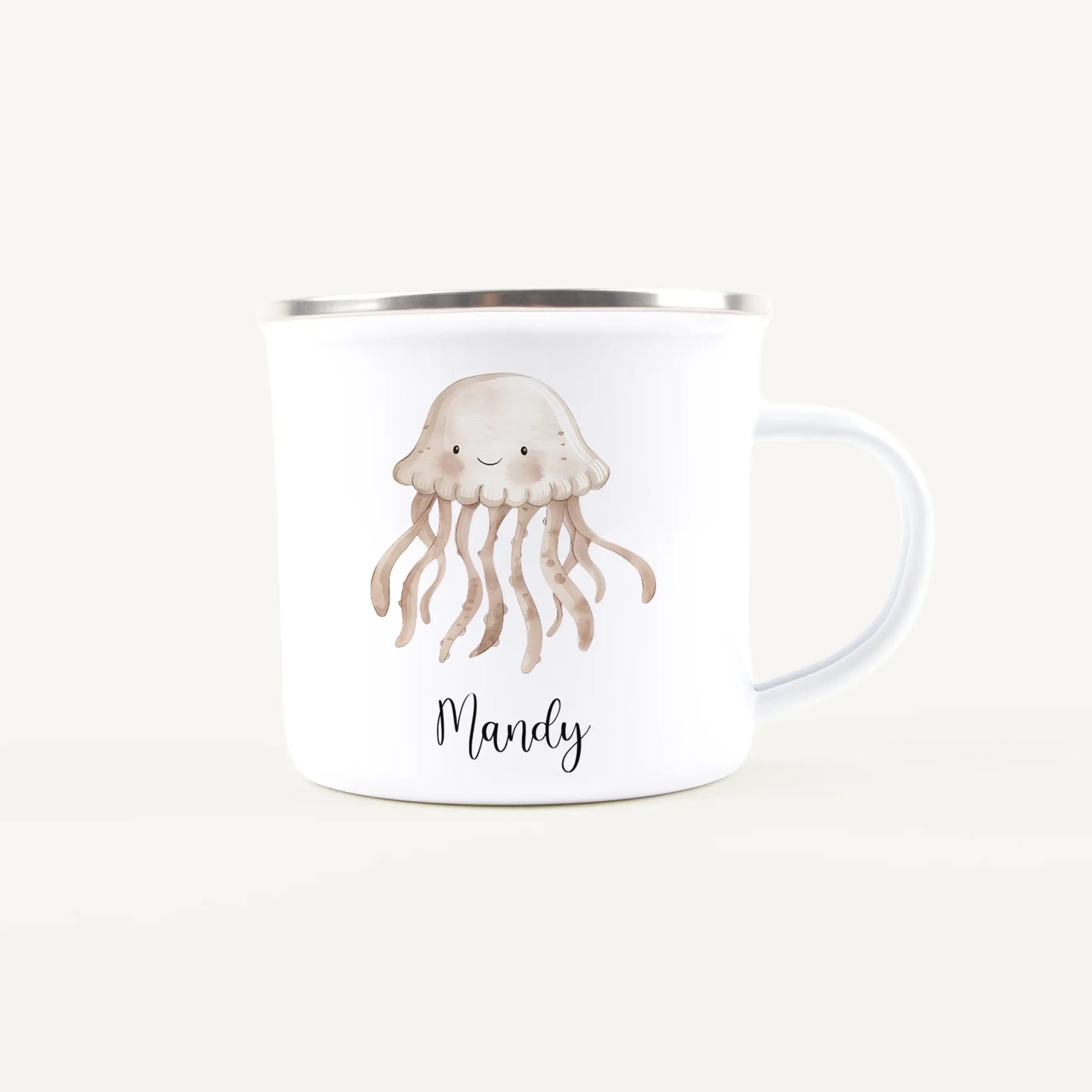 Emaille Tasse Qualle-Emaille Tasse-famprints-Die Emaille Tasse Qualle von famprints ist genau das Richtige, wenn du ein persönliches Geschenk mit maritimem Motiv suchst oder deinem Alltag einen verspielten Akzent geben willst. Das liebevoll illustrierte Q