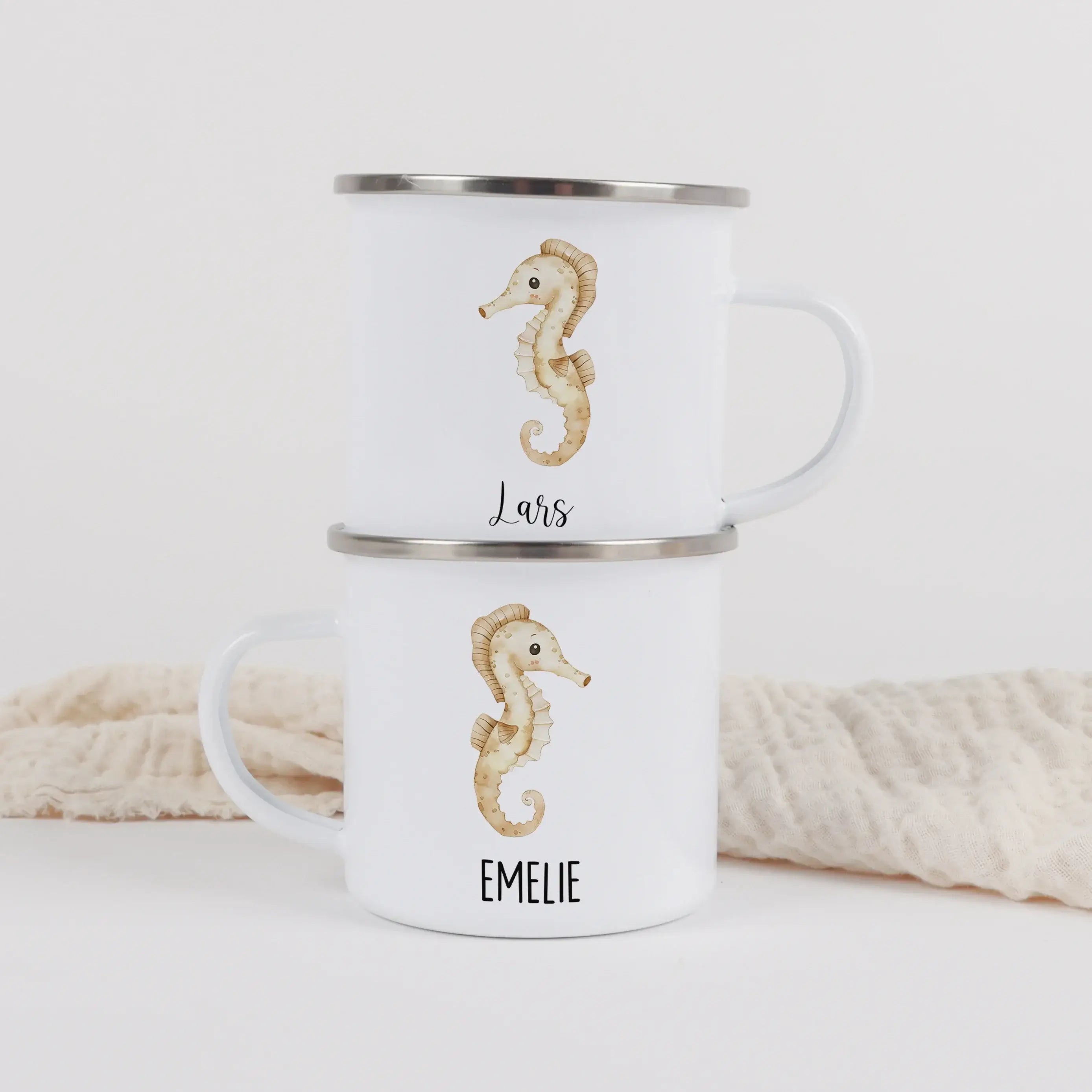 Emaille Tasse Seepferdchen-Emaille Tasse-famprints-Die Emaille Tasse Seepferdchen von famprints verwandelt jeden Schluck in einen kleinen Moment voller Fantasie. Das liebevoll illustrierte Seepferdchen-Motiv spricht Kinder an, die Meerestiere lieben und i