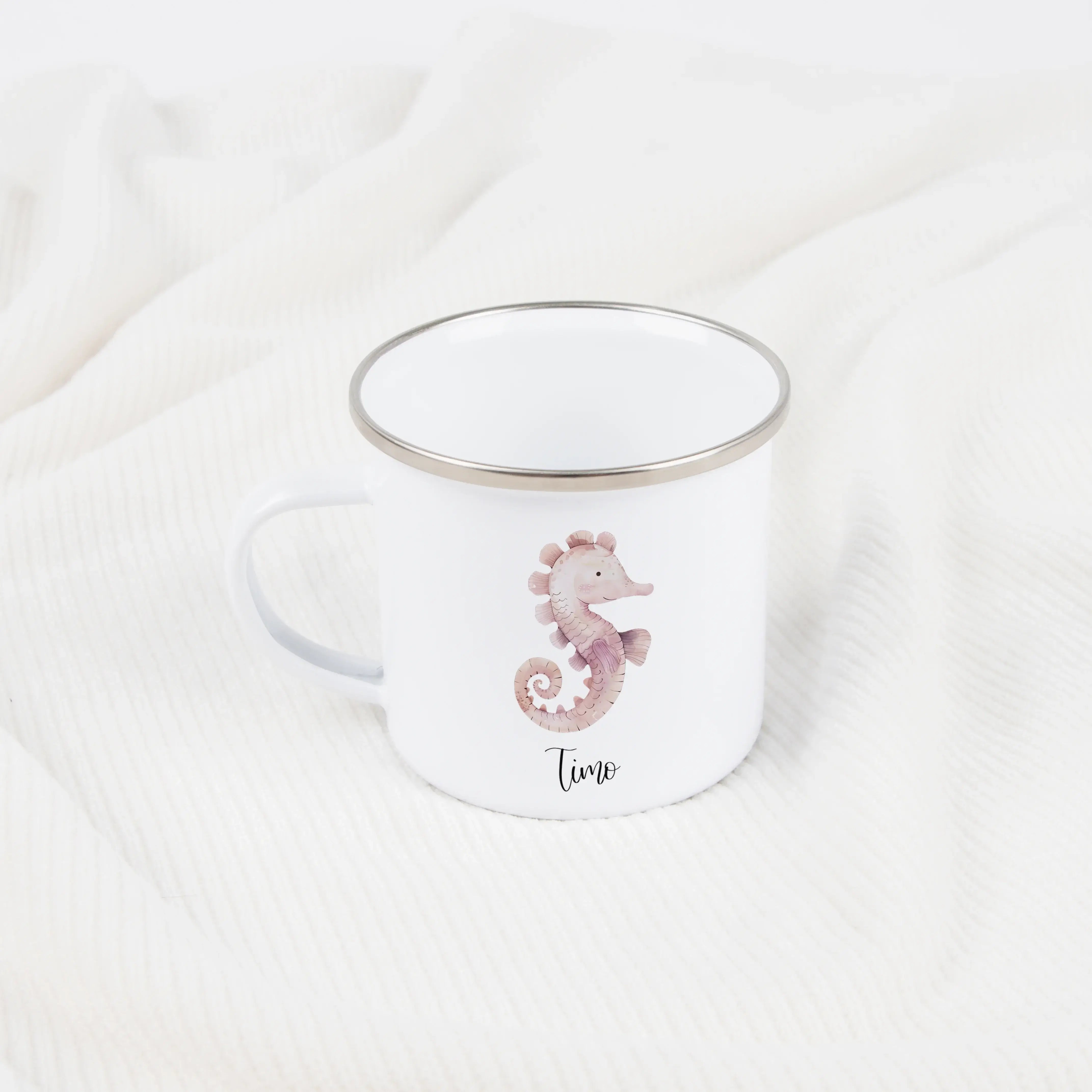 Emaille Tasse Seepferdchen-Emaille Tasse-famprints-Die Emaille Tasse Seepferdchen von famprints verwandelt jeden Schluck in einen kleinen Moment voller Fantasie. Das liebevoll illustrierte Seepferdchen-Motiv spricht Kinder an, die Meerestiere lieben und i
