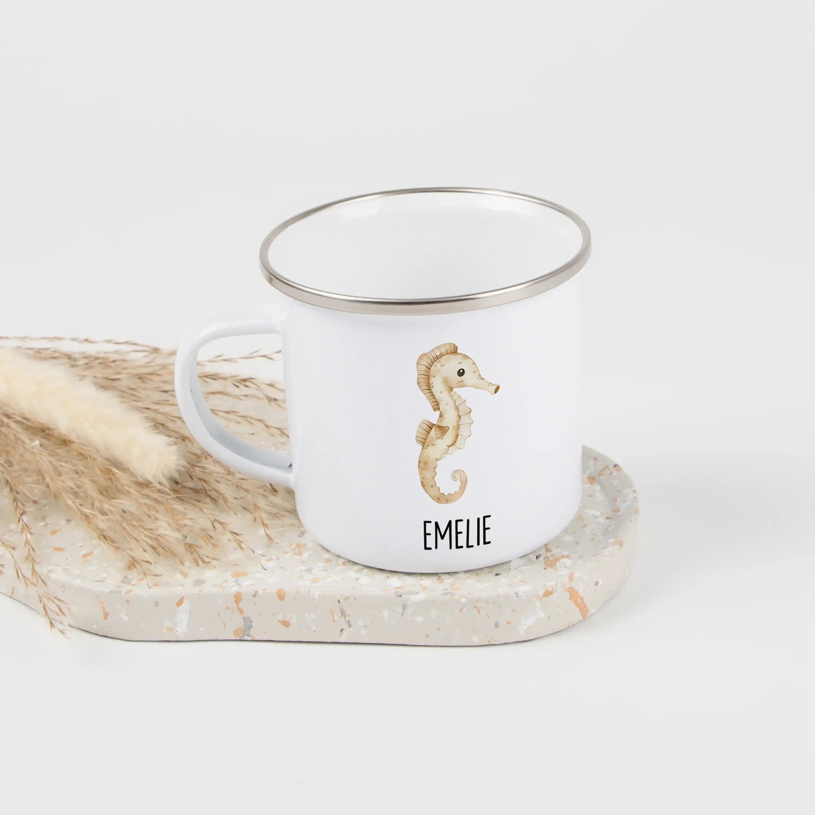Emaille Tasse Seepferdchen-Emaille Tasse-famprints-Die Emaille Tasse Seepferdchen von famprints verwandelt jeden Schluck in einen kleinen Moment voller Fantasie. Das liebevoll illustrierte Seepferdchen-Motiv spricht Kinder an, die Meerestiere lieben und i