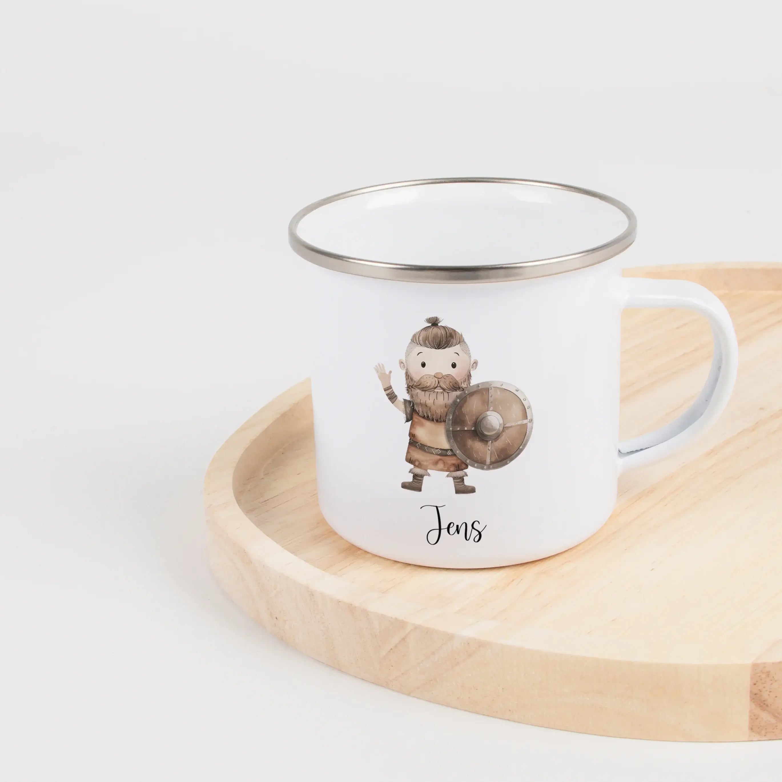 Emaille Tasse Wikinger-Emaille Tasse-famprints-Die Emaille Tasse Wikinger von famprints macht jeden Schluck für kleine Abenteurer zu einem besonderen Moment. Das liebevoll illustrierte Wikinger Motiv, inspiriert von nordischen Geschichten, spricht Kinder