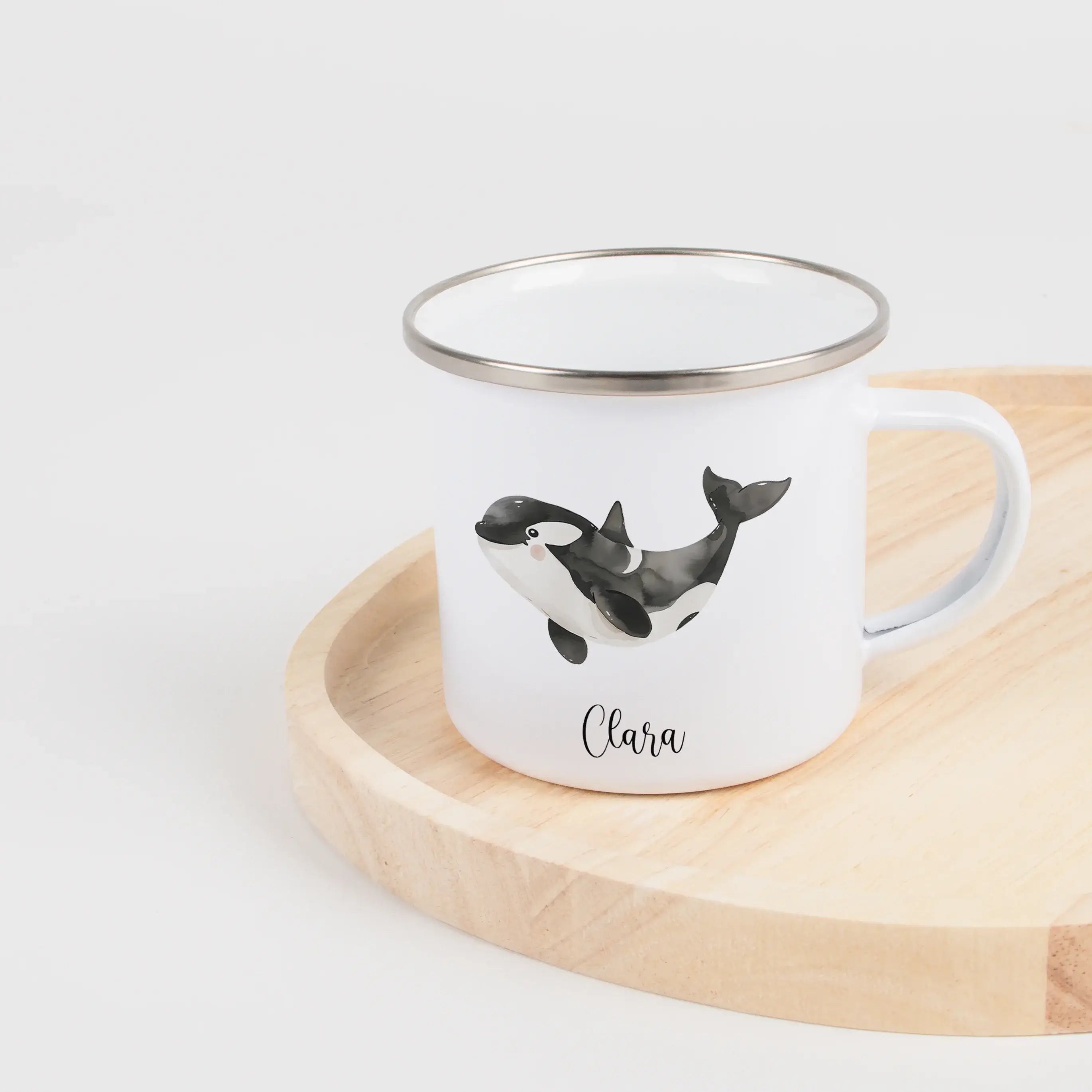 Emaille Tasse Orca-Emaille Tasse-famprints-Die Emaille Tasse Orca von famprints bringt kleinen Entdeckern ein Stück Meer in den Alltag. Der liebevoll illustrierte Orca in sanfter Aquarelloptik verwandelt jeden Schluck Kakao oder Saft in einen besonderen M