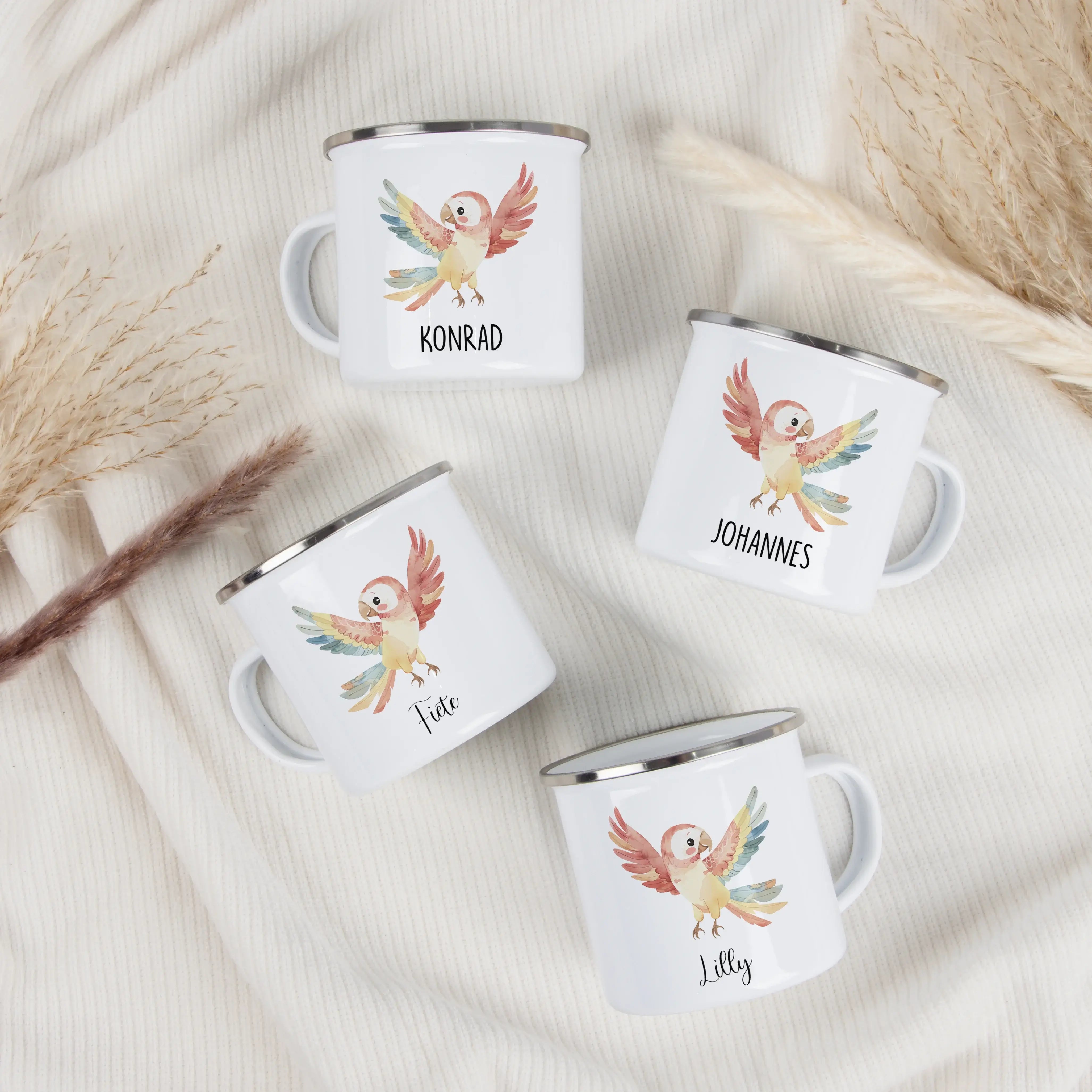 Emaille Tasse Papagei-Emaille Tasse-famprints-Die Emaille Tasse Papagei von famprints verbindet persönliches Design mit liebevoller Herstellung und wird so zu einem Geschenk, das Geschichten erzählt. Der farbenfrohe Papagei im Aquarellstil wirkt lebendig