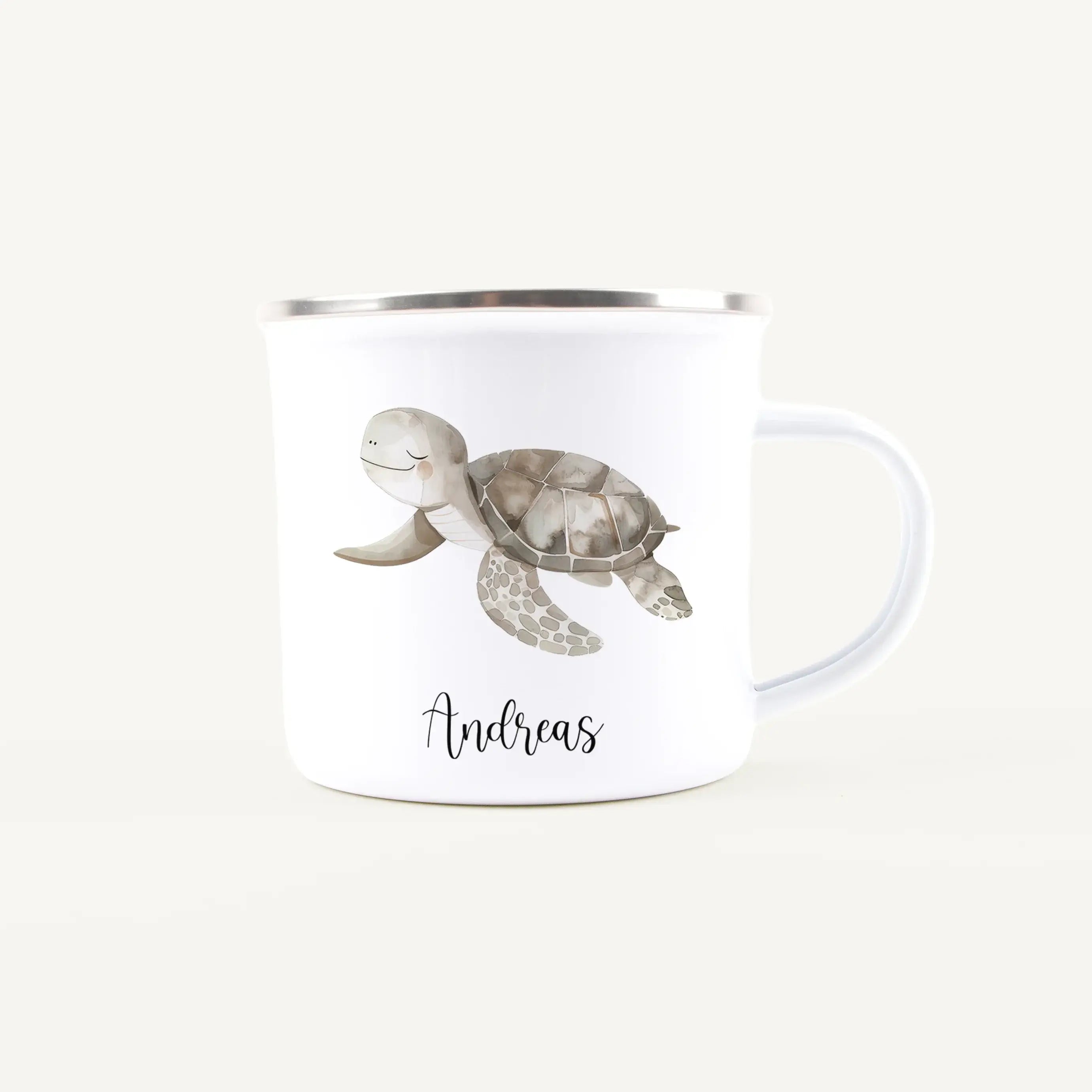 Emaille Tasse Schildkröte-Emaille Tasse-famprints-Die Emaille Tasse Schildkröte von famprints ist ein liebevolles Geschenk für Kinder, die ihre eigene kleine Welt gern mit einer persönlichen Note erleben. Das sanfte Schildkröten-Motiv im Wasserfarben Stil