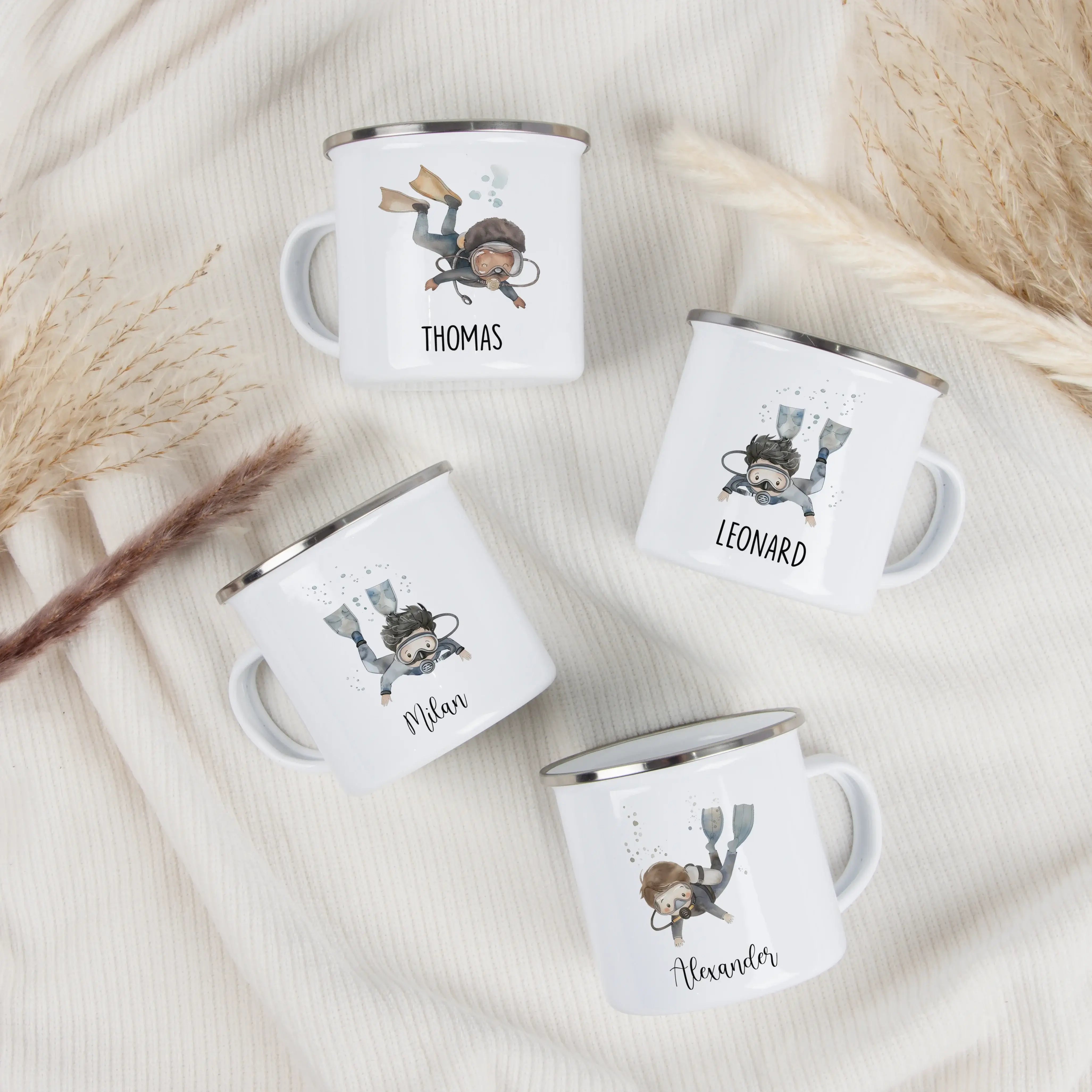 Emaille Tasse Taucher-Emaille Tasse-famprints-Tauchen, entdecken, träumen – die Emaille Tasse Taucher von famprints ist genau das Richtige für Kinder, die das Meer lieben und gern auf kleine Abenteuer gehen. Mit einem liebevoll gestalteten Unterwasser-Mot